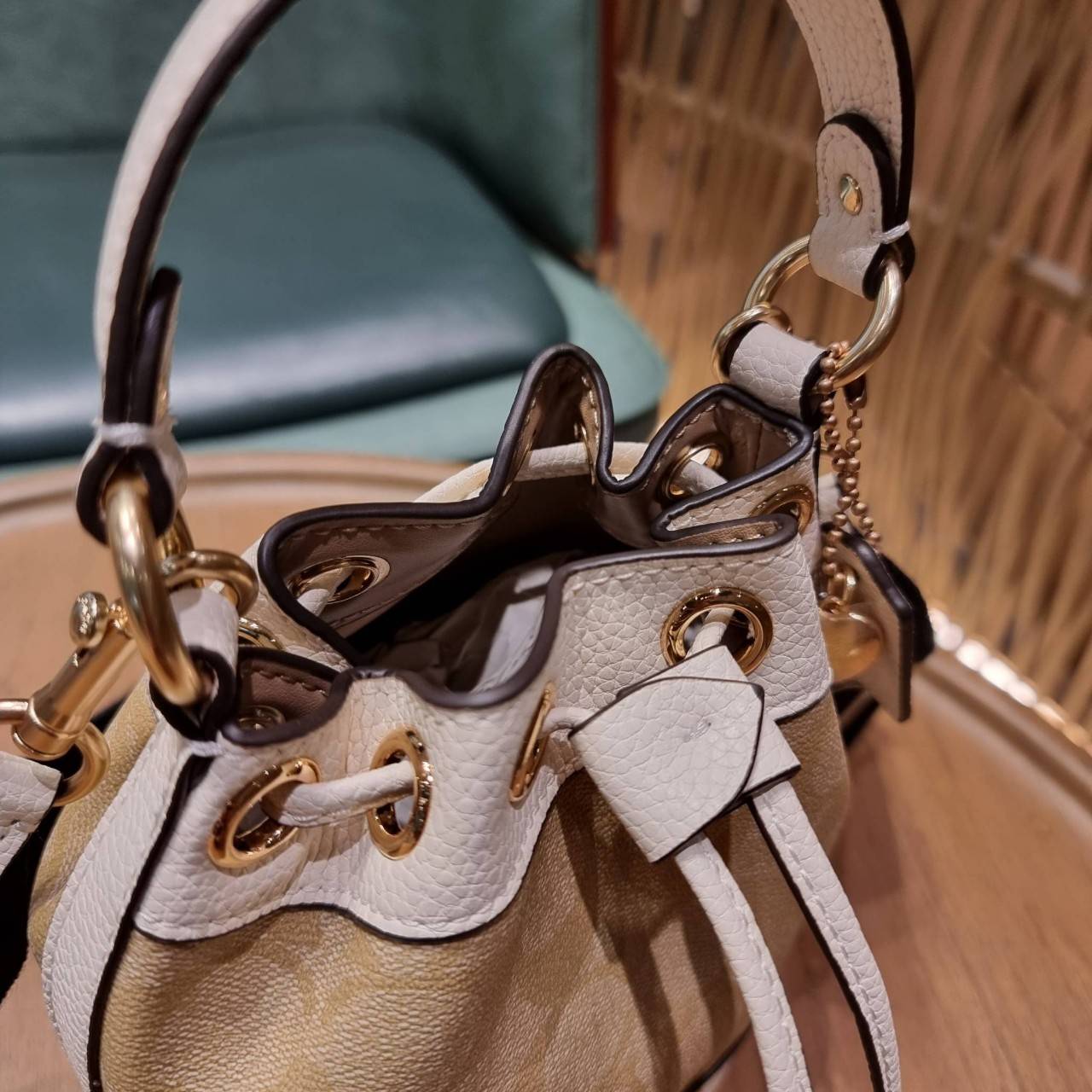 COACH C5121 DEMPSEY 15 DRAWSTRING MINI BUCKET BAG น้องคนสวยมาใหม่จ้า รุ่นใหม่กริ๊บ!! ยังไม่เข้าช็อปไทย ละมุนคุณหนูต้องมาแล้วแหละ กระเป๋าทรงถังไซส์มินิ ใช้งานง่ายด้วยการรูดหนังปิดรอบปากกระเป๋า ทุกอย่างลงตัวที่สุด!! มาพร้อมตัวห้อยรูปหัวใจสีทองกุ๊กกิ๊ก น่ารั