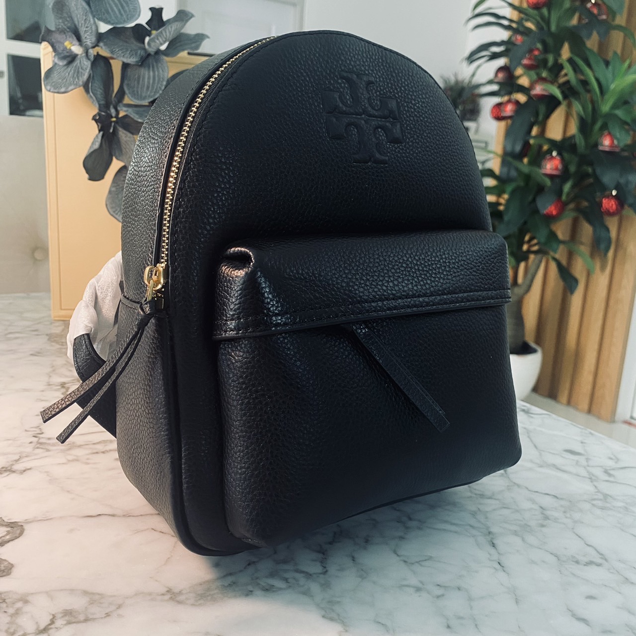 ory Burch Thea Mini Backpack คอลเลคชั่นใหม่ กระเป๋าเป้ไซส์มินิน่ารัก งานหนังเต็มใบสีดำสุดคลาสสิก ไอเท็มเด็ดที่ใครๆก็ต่างรอคอย!! ภายในเป็นช่องโล่ง ใส่ของสำคัญได้สบายๆ สายสะพายสามารถปรับได้ ใบนี้คุ้มค่าราคามากๆ