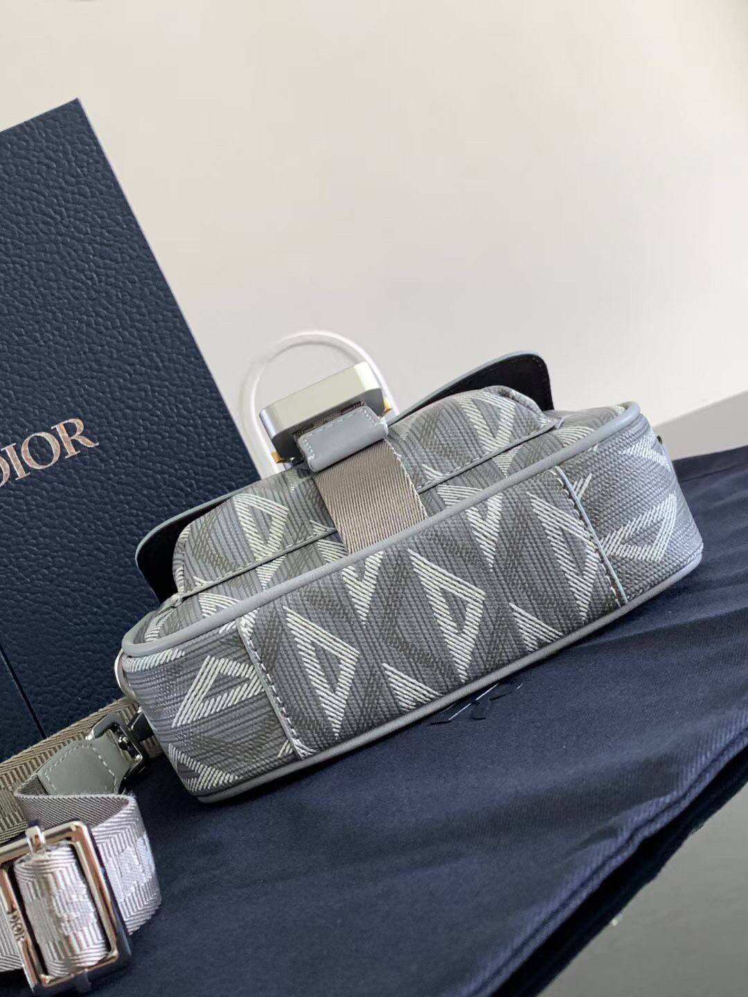MINI DIOR HIT THE ROAD BAG / Dior Mini Messenger Bag / CD Diamond Messenger Bag ท็อปออริสลับแท้ เกรดดีสุด พร้อมส่ง กระเป๋าสะพาย รุ่นใหม่ล่าสุดคอล Summer 2023 ที่หนุ่มๆไม่ควรพลาด สวยหรูหราเป็นเอกลักษณ์แบรนด์