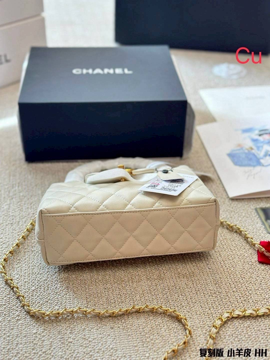 CHANEL 23K Kelly Bag กระเป๋าสะพายทรงสวยเรียบหรู คอลเลคชั่นสุดฮอต กระเป๋าถือ/สะพายข้าง คงเอกลักษณ์ ให้ความเป็นผู้ดีในตัว สวยงาม ภายในโล่งกว้างใส่ของได้พอประมาณ ทรงกระเป๋าโดดเด่นไม่เหมือนใคร