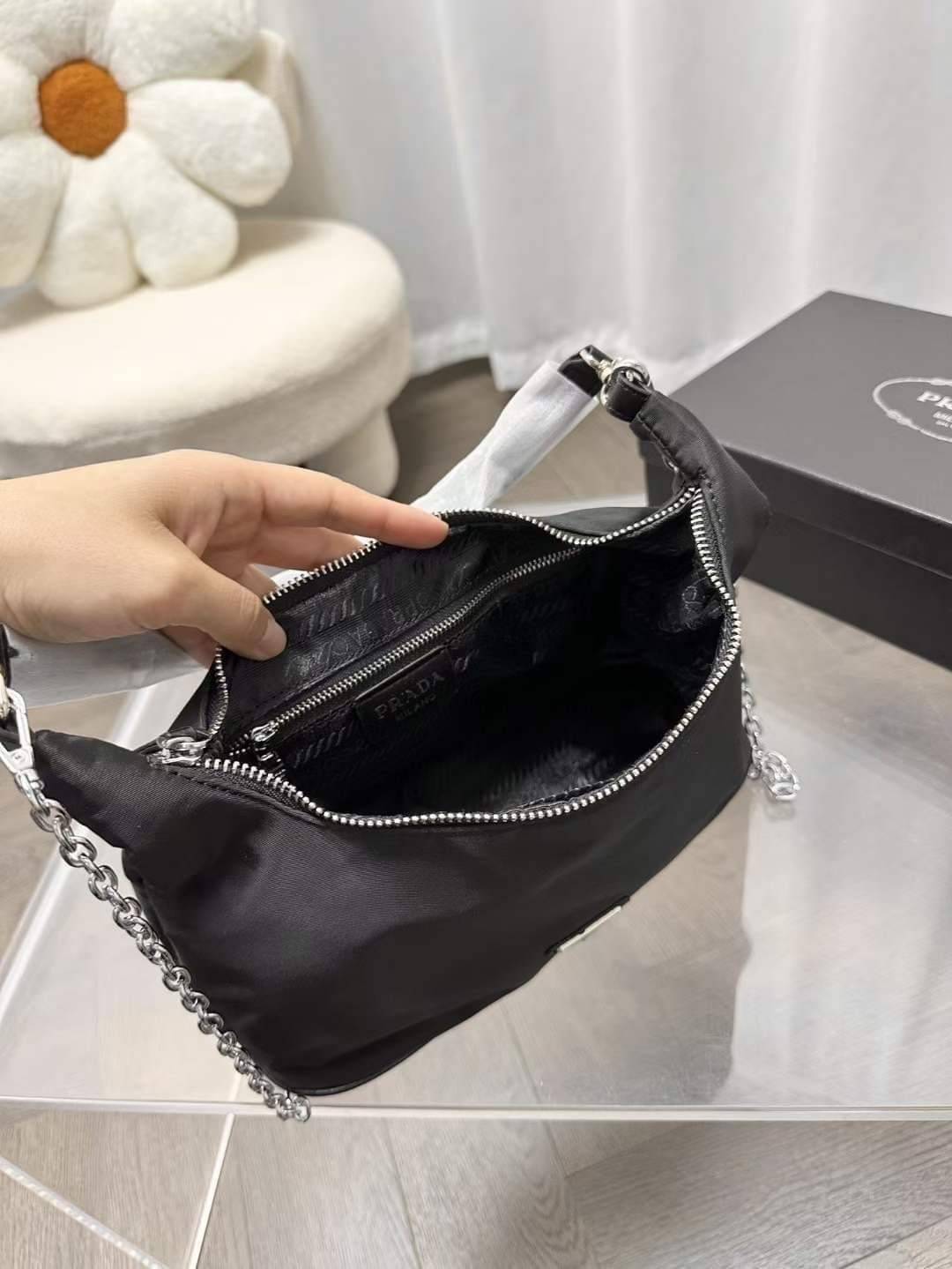 PRADA nylon shoulder bag กระเป๋าถือ/สะพายไหล่ พร้อมสายสะพายยาวโซ่สีเงินถอดได้ ขนาดกำลังดี ราคาน่ารัก อีกไอเท็มสุดคุ้มที่ทุกคนต้องได้มีสวยก่อนใคร!