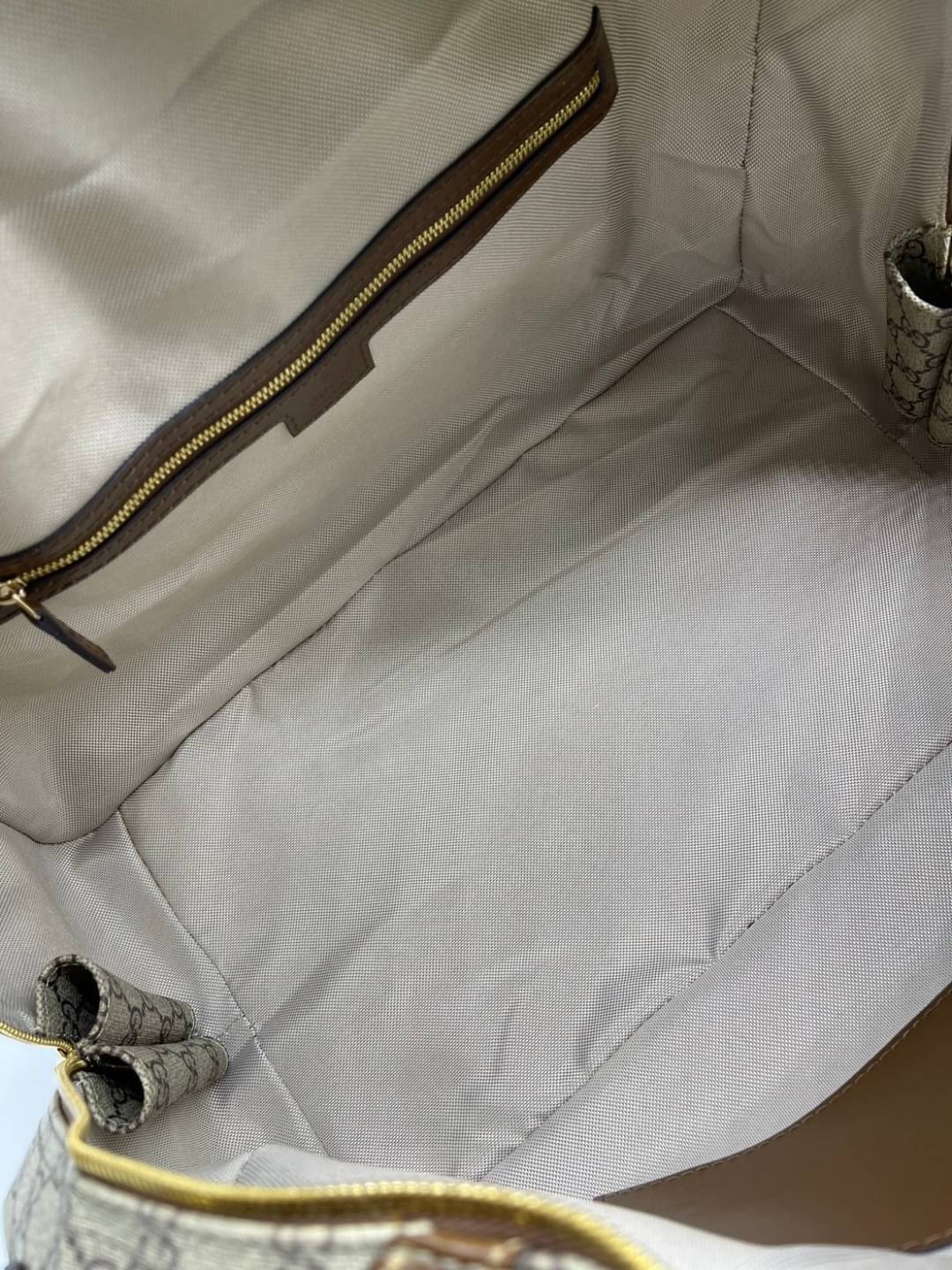 GUCCI Duffle bag with Interlocking G เกรดออริจินอล กระเป๋าใบใหญ่จุใจ 16" ใส่สัมภาระขึ้นเครื่องเดินทางได้ ใส่เสื้อผ้า รองเท้า เอกสาร A4 iPad Notebookได้ หูจับแข็งแรง สายสะพายยาวถอดออกได้ สะพายไหล่หรือ Crossbody ก็ดูดี ใช้ได้ทั้งชายหญิง ภาพถ่ายสินค้าจร