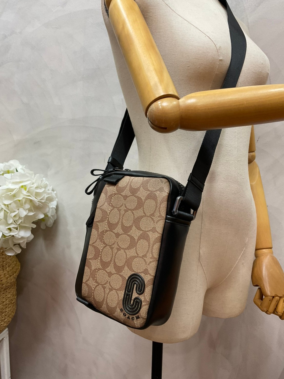 COACH NORTH/SOUTH EDGE CROSSBODY (COACH 5626) IN SIGNATURE CANVAS (COACH 6788) กระเป๋าสะพายผู้ชาย กระเป๋าสะพายรุ่นใหม่ ชนช็อป (!!)รุ่นหายาก สี COBALT MULTI วัสดุทำจาก หนังลูกวัวแท้ เนื้อเรียบ พิมพ์ลาย ขนาดกำลังดี