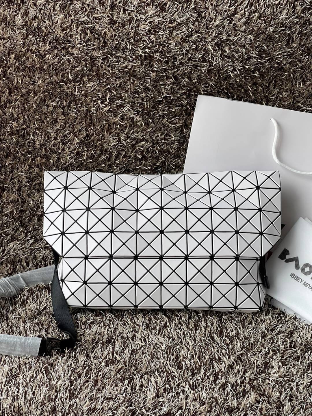 Baobao Issey Miyake Prism Sac ชาวมินิมอลทั้งชายและหญิงต้องถูกใจรุ่นนี้ เพราะ Prism Sac เป็นกระเป๋าแบบ unisex ที่มาพร้อมกับความเรียบง่ายของวัสดุเนื้อแมตต์ แต่ให้ลุคสไตล์เท่แบบคูลๆ โดดเด่นด้วยดีไซน์ที่ออกแบบมาให้ใช้งานที่ง่าย ตอบโจทย์ทุกสถานการณ์ฝาพับแบบเปิ