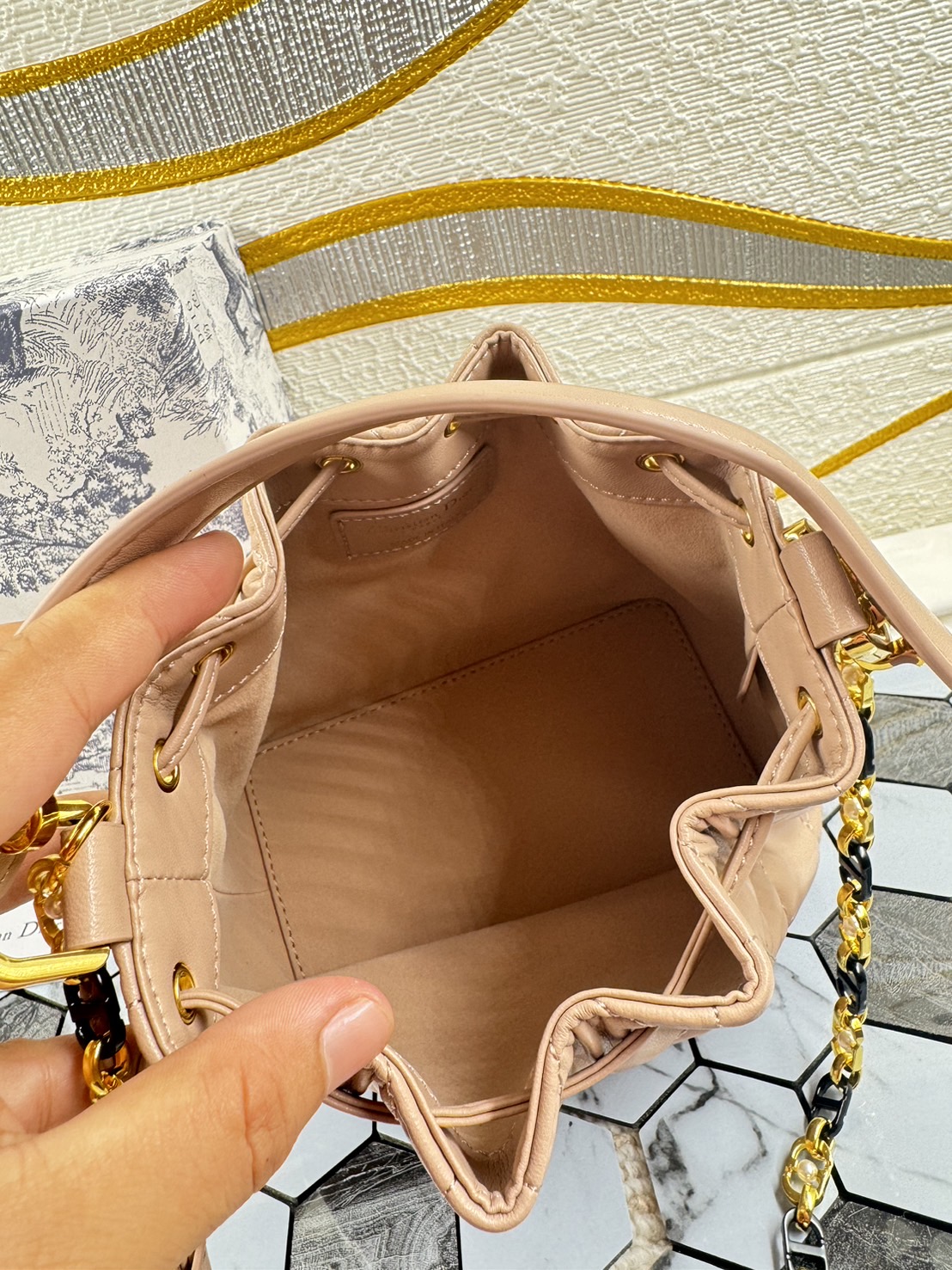 DIOR Small Dior Jolie Bucket Bag กระเป๋าทรงถังรูปทรงทันสมัย สง่างามเหนือกาลเวลา เกรดท็อปออริ สลับแท้ 1:1