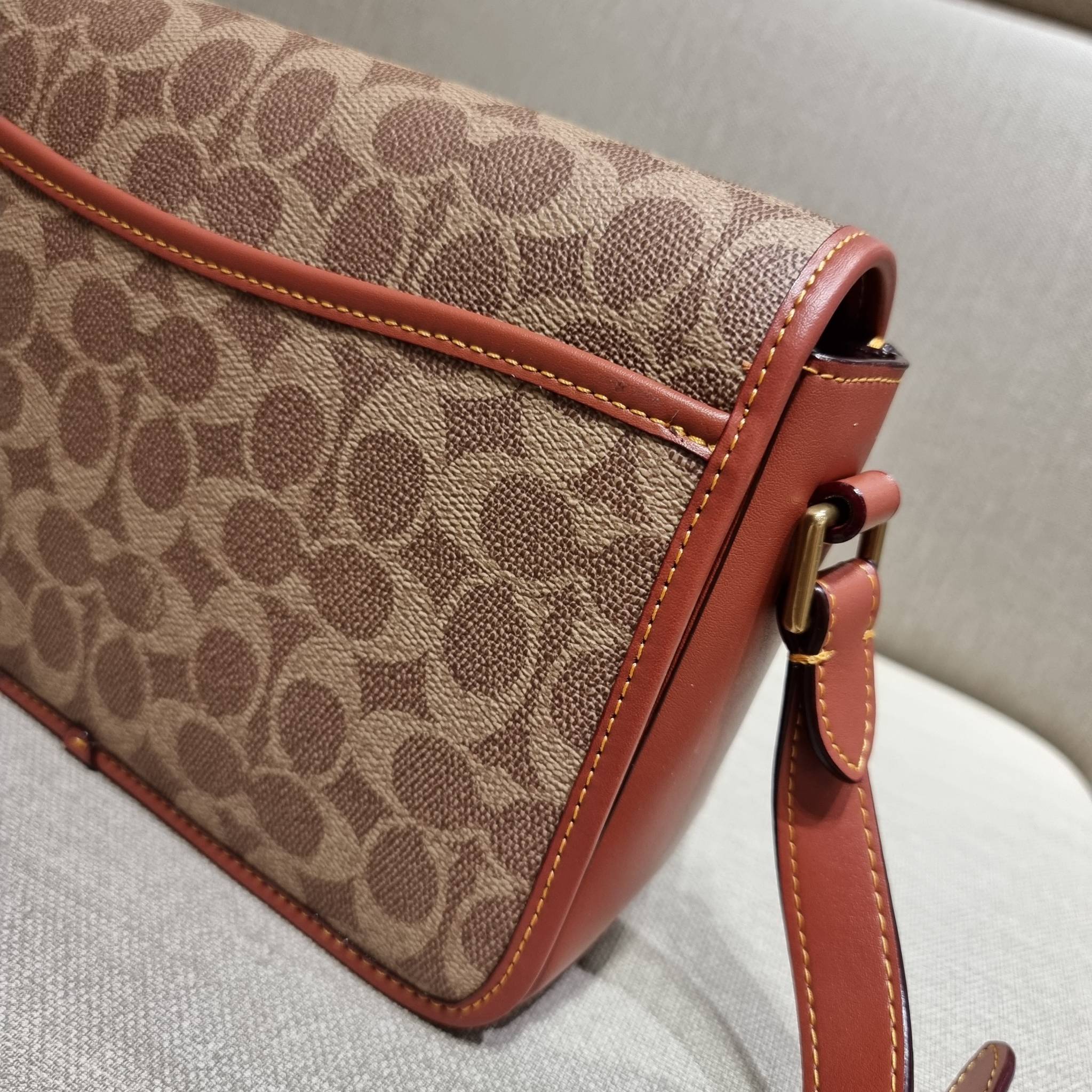 OUTLET 】COACH STUDIO SHOULDER BAG IN SIGNATURE CANVAS (C6639 C6640) สีใหม่รับความเฮง กับคอลเลคชั่นใหม่สุดอีกหนึ่ง!! มาแบบเลิศๆหรูๆมากแม่ กระเป๋าสะพายข้างลุคไฮน์ ที่ดีไซน์ออกมาได้ปัง และดูแพงมากๆ ด้วยดีเทลคลาสสิคผสานความเป็นเอกลักษณ์ เรียบง่ายแต่แฝงความมีด