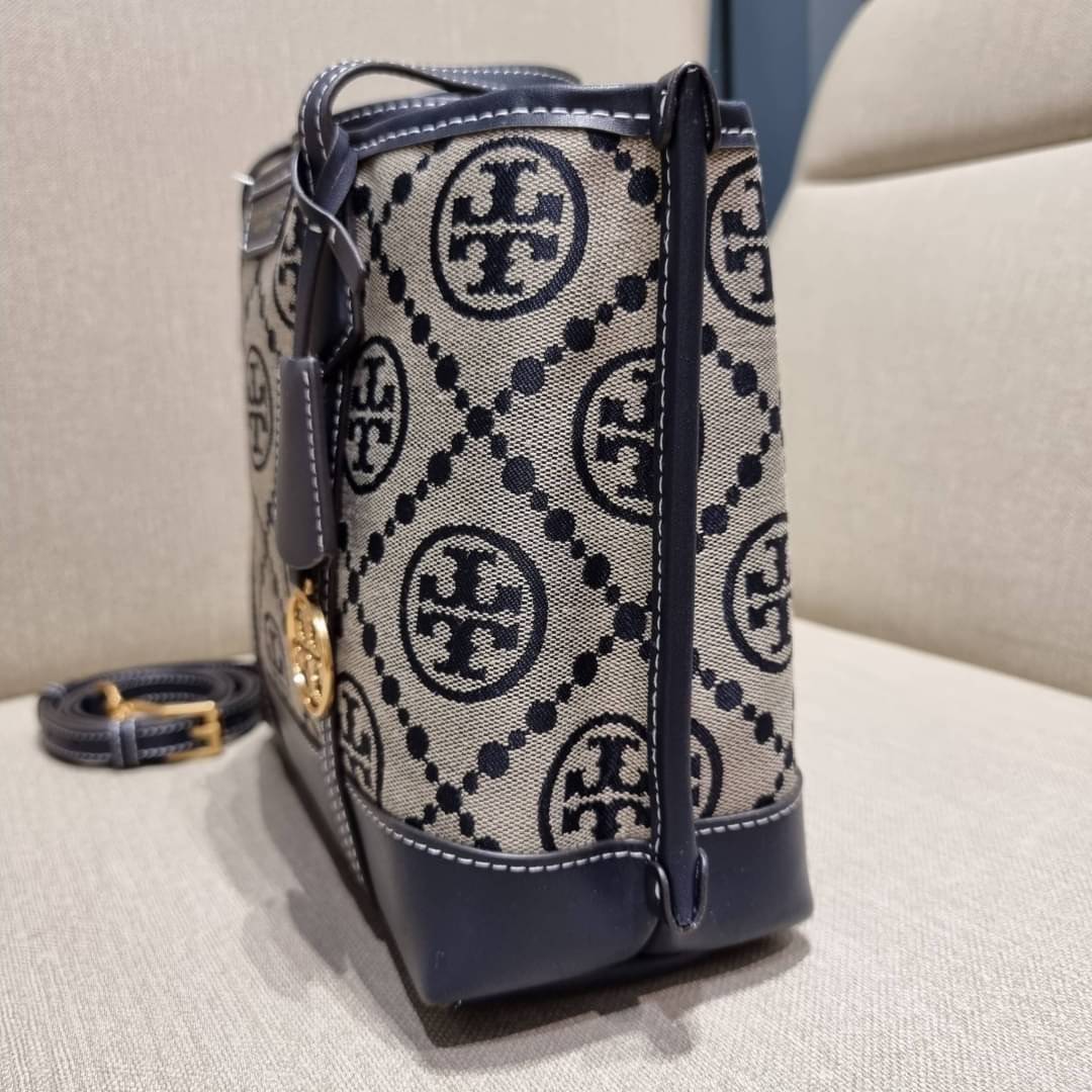 TORY BURCH PERRY MONOGRAM JACQUARD SMALL TRIPLE COMPARTMENT TOTE กระเป๋าโท้ท ไซส์เล็ก ลายโมโนแกรมสุดฮิต ปังไม่หยุดจริงๆ ขนาดกำลังสวย มาพร้อมหูจับในตัว และสายสะพายที่ปรับใช้ได้ไม่มีเบื่อ วัสดุผ้า jacquard ทักทอลาย ตัดขอบด้วยหนังแท้ ปากกระเป๋ามีกระดุมแม่เหล