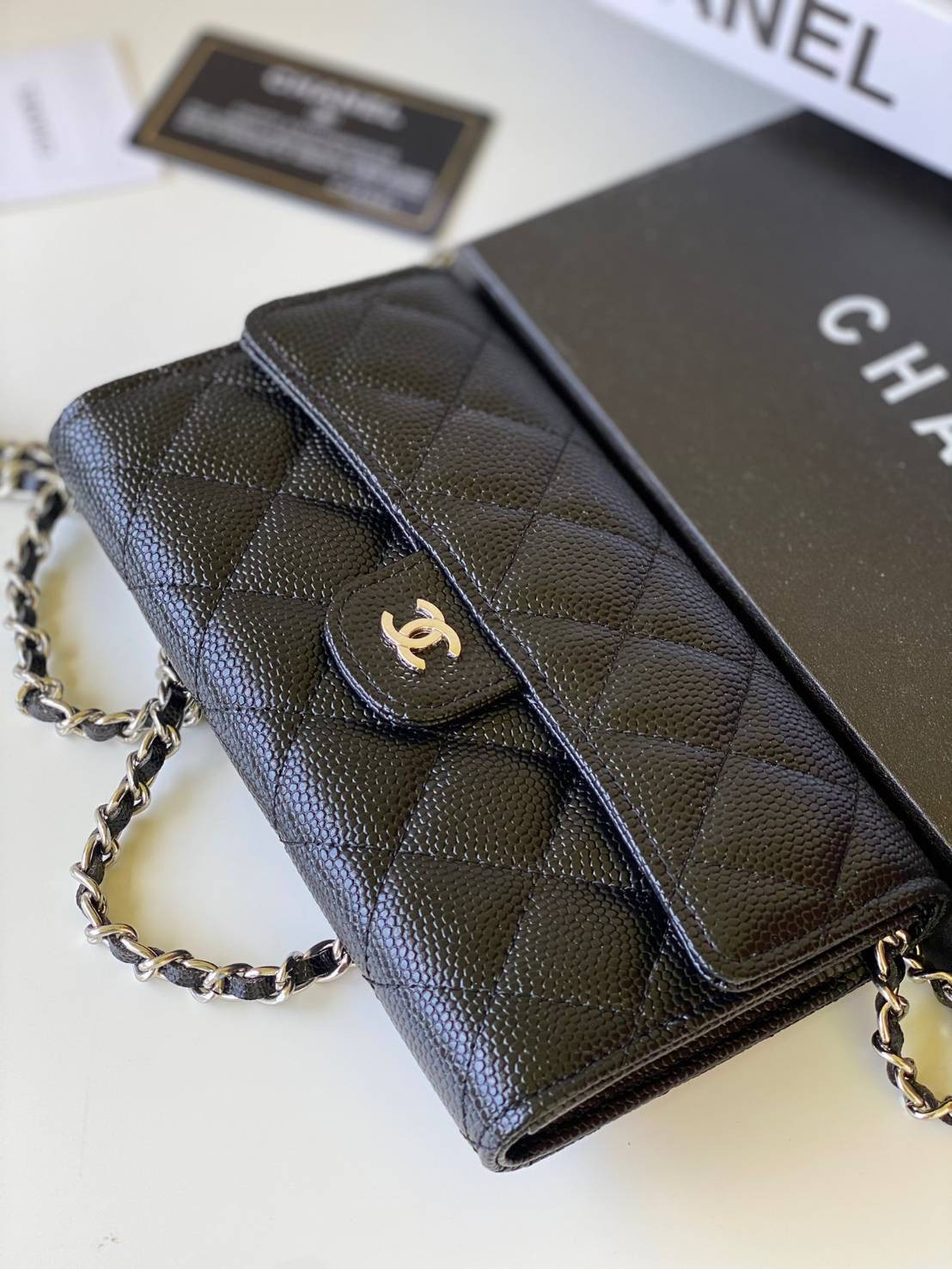 หนังแท้ CHANEL WALLET WITCH CHAIN พร้อมส่งที่ไทย ภาพสินค้าถ่ายจากงานขายจริง ใช้งานต่างประเทศได้ รุ่นยอดนิยมไอเท็มฮิตวัสดุหนังคาเวียร์สวยคลาสสิคเปิดปิดด้วยฝาปิดกระดุมด้านหน้ามีโลโก้แบรนด์อะไหล่สวยหรูดูดีมาพร้อมสายโซ่อะไหล่เงินและทอง ร้อยหนังจะสะพายไหล่ หรื