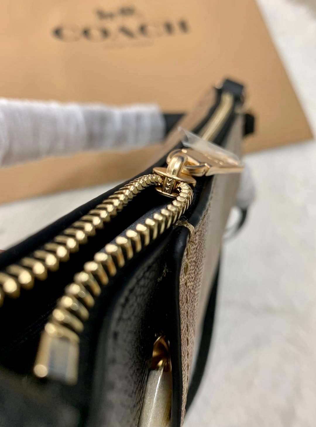 COACH SMALL MARLON SHOULDER BAG ((1600//1597)) 🌈พร้อมส่งที่ไทยอีกครั้ง ตามคำเรียกร้อง ห้ามพลาด! กระเป๋าหิ้ว//คล้องไหล่//สะพายข้างได้ หนังแท้ ทรงสวยมากค่ะ ด้านหน้ามีช่องซิปซ่อนแบบหนังห้อยให้2ช่อง ใส่ของจุกจิกค่ะ เปิดปิดกระเป๋าแบบซิป ภายในกว้างใส่ขอ