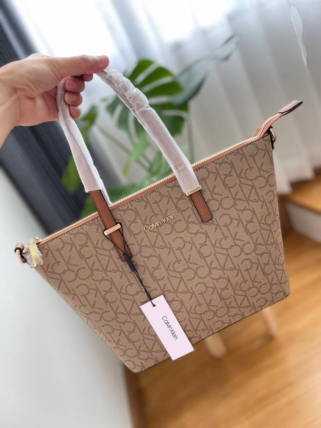 CALVIN KLEIN TOTE BAG กระเป๋าทรงช้อปปิ้งจากแบรนด์ Calvin Klein หนังดี ทรงสวยมากกมา พร้อมกับสายสะพายหนัง ถอดได้ ปรับระดับได้ เปิดปิดด้วยซิปบน ภายในโล่งกว้างซับในอย่างดี