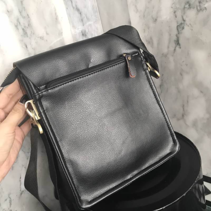 😎เอาใจหนุ่มๆบ้างค่า สำหรับ messenger bag หนังดี มากๆเลยน้า ลายหนังชัดสวย ใบนี้จากแบรนด์ Berke ตัวกระเป๋าขนาดกำลังดีเลยคะ สีดำด้านสวยมาก คลาสสิคสุดๆ มีช่องแบ่งเก็บของหลายช่องเป็นสัดส่วนมากๆคะ น้ำหนักเบา จุของคุ้ม สายยาว ปรับได้ free size สามารถสะพา