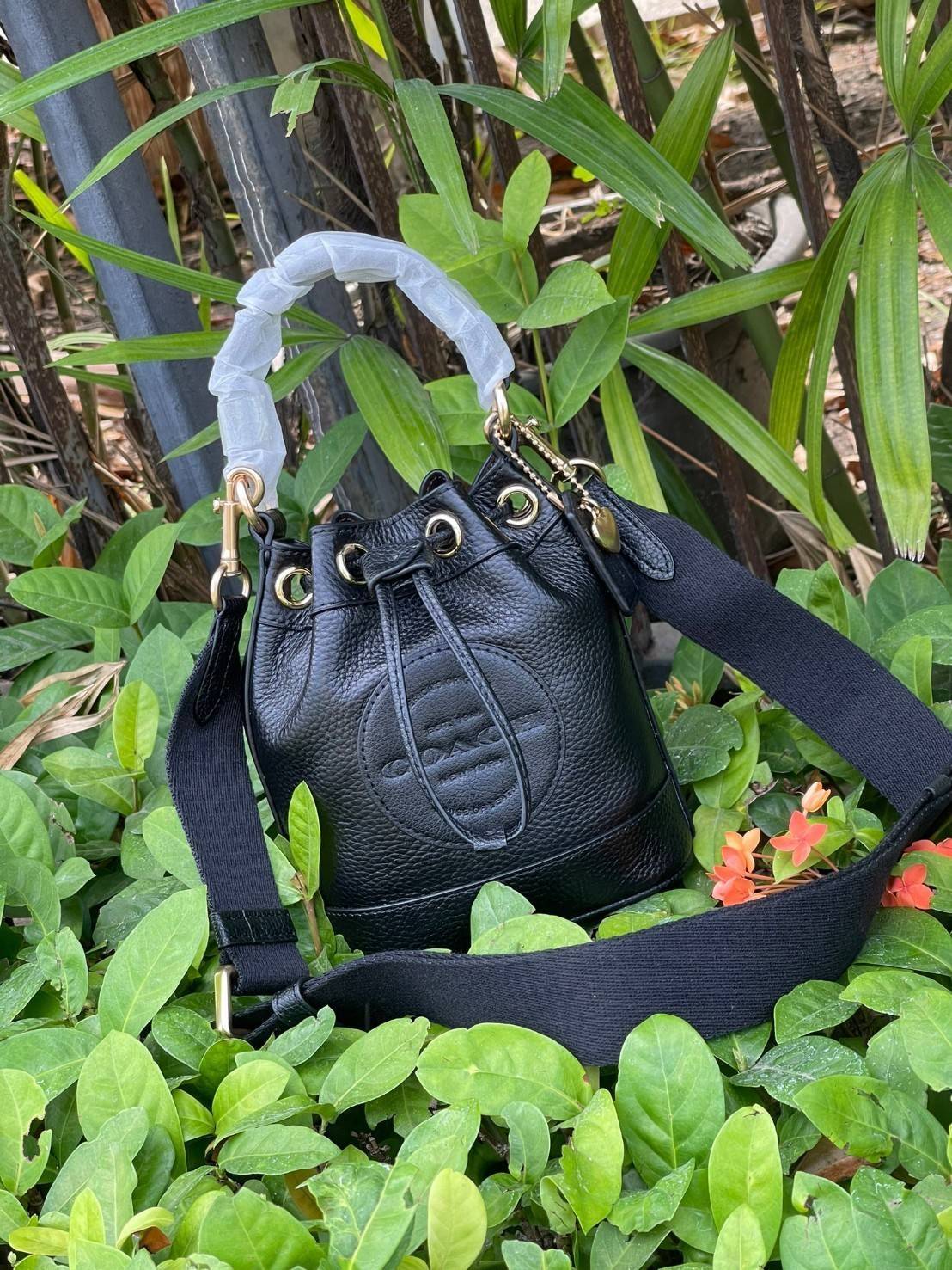 COACH DEMPSEY BUCKET BAG 15 WITH COACH PATCH AND HEART CHARM สวยงามด้วยดีไซน์ทรงตะกร้าแบบมินิมอลแสนน่ารัก ดีเทลสะดุดตา รูปทรงจดจำง่าย ถือแบบชิคๆ หรือยิ่งไปกว่านั้น สายสะพายของกระเป๋าก็สามารถถอดออกเพื่อเปลี่ยนรูปแบบการสะพายได้ทั้งแบบสะพายไหล่และสะพายคาดลำต