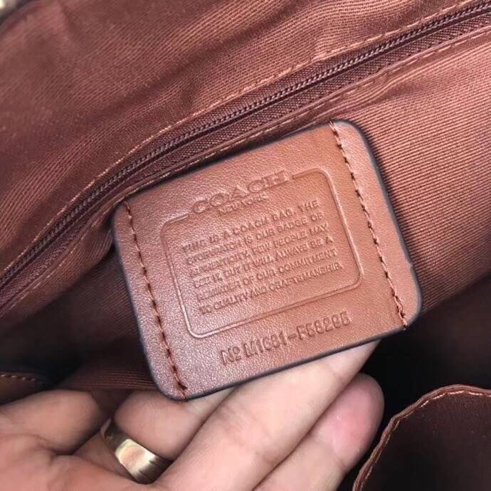 Coach Mini Sierra Signature กระเป๋าถือทรงโดม ภายในกว้างสามารถใส่กระเป๋าเงินเล็ก และมือถือได้ และยังมีช่องซิปเล็ก 1 ช่อง ด้านหลังมีกระเป๋าเล็กเก็บบัตร 1 ช่อง ใครยังไม่มีพลาดไม่ได้แล้วนะคะ