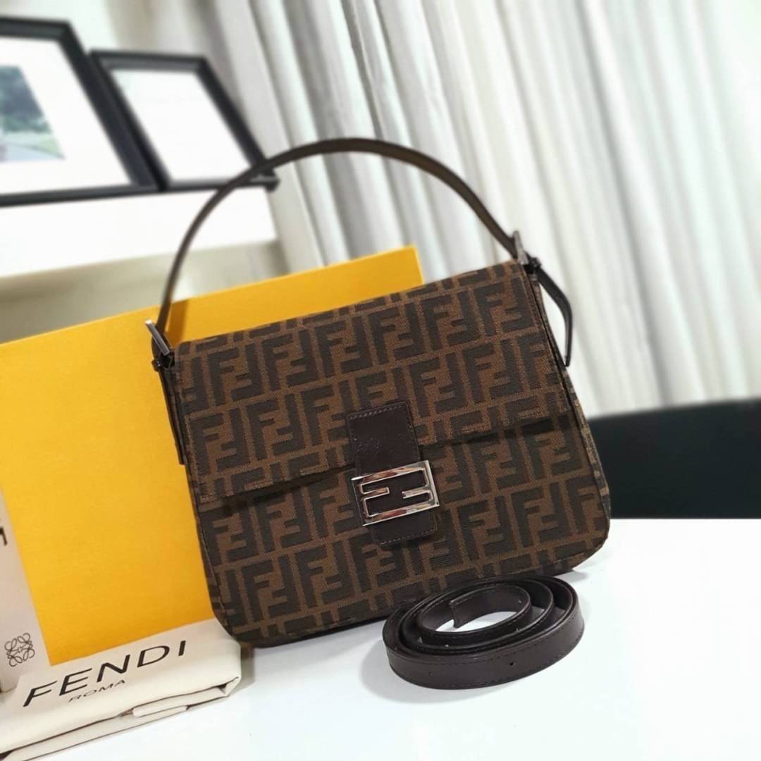 รุ่นใหม่แนะนำ!! FENDI BAGUETTE BROWN FABRIC BAG (GWP) วัสดุ CANVAS พิมพ์ลายแบรนด์ เปิดปิดด้วยฝาปิดกระดุมแม่เหล็ก ภายในมีช่องซิป ใส่ของแยกอีกช่อง สามารถใส่กระเป๋าสตางค์ยาว iphone เงิน ของจุกจิกได้ มาพร้อมสายสะพาย2แบบ ถอดเปลี่บนได้ อะไหล่แบรนด์สีเงิน Rare i