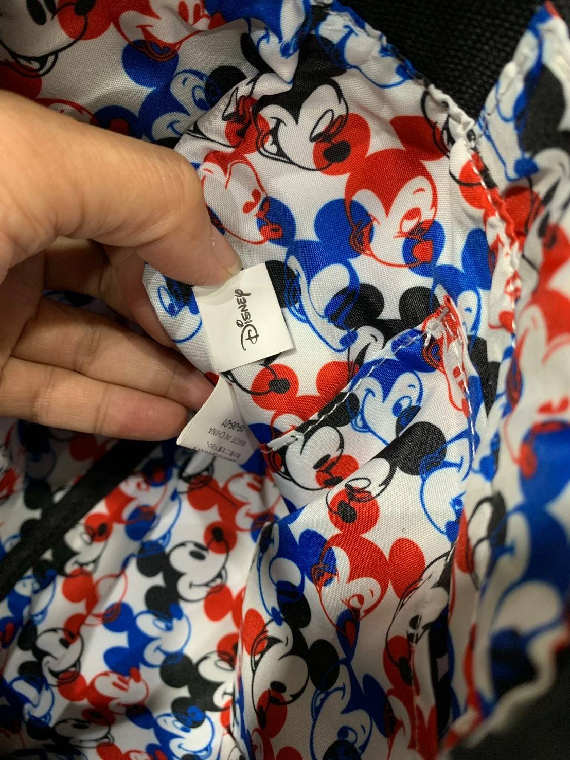 ANELLO MICKEY LIMITED EDITION MEDIUM DT-G004 เอาใจวัยรุ่นกับอีกหนึ่งคอลเลคชั่นน่าสะสมจากมิกกี้ เมาส์และมินนี่ เมาส์ ที่วาดลวดลายของตัวการ์ตูนยอดฮิตลงบนกระเป๋าให้เป็นซิกเนเจอร์กับรูปแบบทรง medium tote ขนาดกลางกำลังดี อีกทั้งยังเลือกใช้วัสดุอย่างผ้า Canvas 