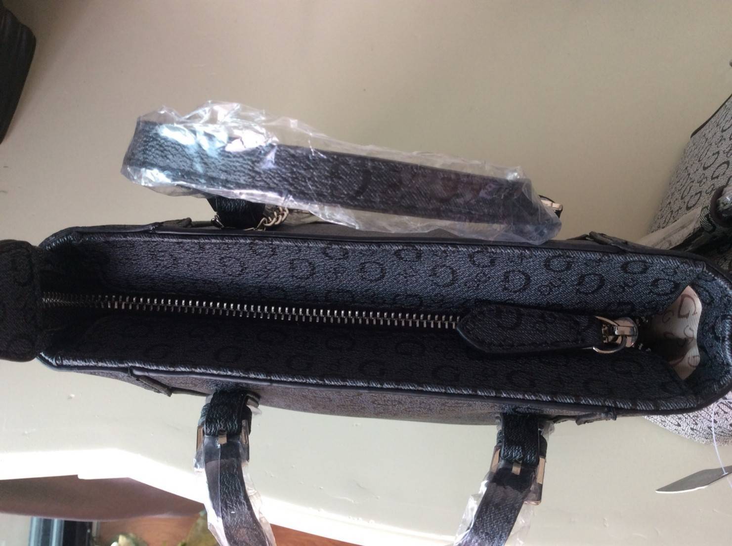 Don’t Miss! GUESS CATE MINI CROSS BODY BAG กระเป๋าถือหรือสะพายรุ่นที่ฮิตและขายดีที่สุดจาก GUESS FACTORY หนัง Saffiano ลาย GUESS Signature สวยอยู่ทรง ขนาดกำลังดี น้ำหนักเบา ด้านหน้าประดับโลโก้พร้อมพวงกุญแจโลโก้แบรนด์ห้อยที่หูกระเป๋าถอดเเยกใช้ได้ เปิดปิดด้ว