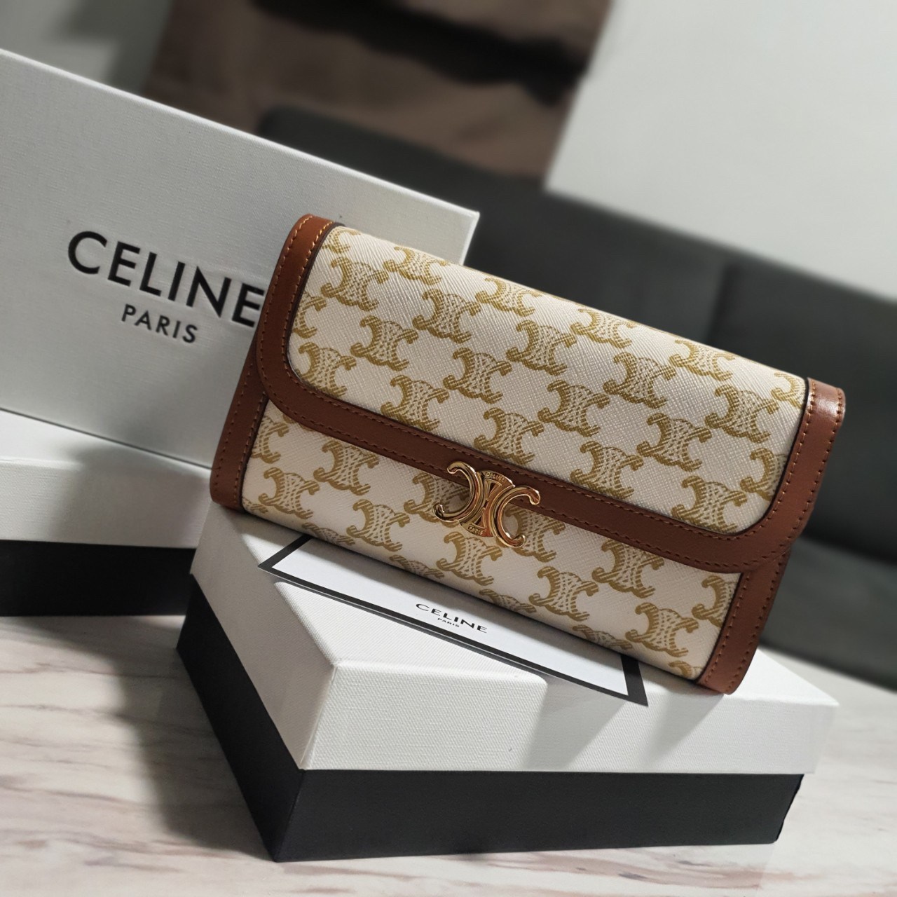 CELINE WOC BAG VIP GIFT WITH PURCHASE (GWP) พรีเมี่ยมกิ๊ฟ Limited Edition จาก PERFUME DUTYFREE COUNTER กระเป๋าทรง WOC ใช้ได้ทั้งกระเป๋าสตางค์ คลัช และครอสบอดี้ วัสดุหนังทั้งใบ ด้านในเปิดปิดด้วยกระดุม มีช่องใส่ธนบัตรใหญ่2ช่องและช่องซิปกลาง1ช่อง ใส่บัตรได้ห