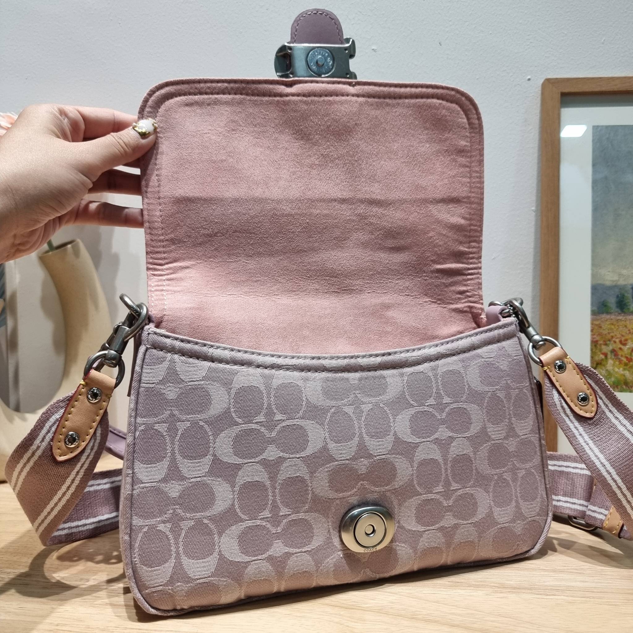 COACH CJ854 SOFT TABBY SHOULDER BAG IN SIGNATURE DENIM ฉุดไม่อยู่แล้วจริงๆกับไอเท็มนี้ ที่ร้อนแรงแบบปังๆไปเลย!! กระเป๋าสะพายไหล่/สะพายข้าง ดีไซน์วินเทจย้อนยุค สวยคมชัด คลาสสิคใช้ได้ทุกลุค