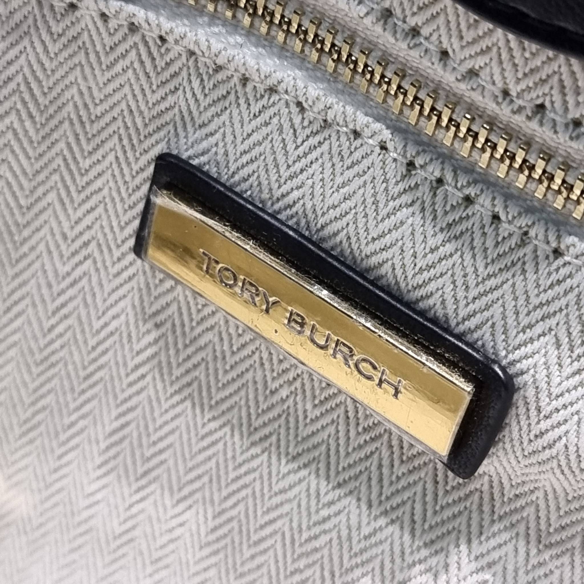 TORY BURCH KIRA CHEVRON TOTE กระเป๋าสะพายรุ่นที่ใครๆก็ต้องมี กับทรงโท้ทไซส์ใหญ่ ใช้ยังไงก็ดูหรู ดีไซน์เฉพาะตัว วัสดุหนังสัมผัสนิ่ม