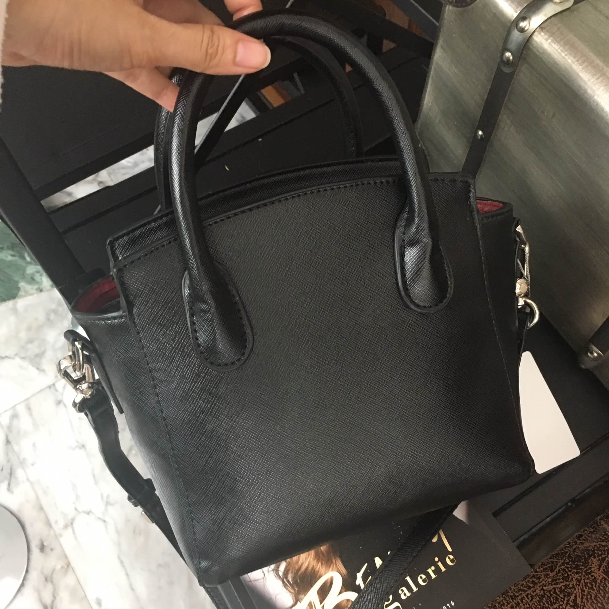 รุ่นหายาก !! กระเป๋าสะพายข้าง จากแบรนด์ Charles & Keith สวย หรูมากกกก ใบนี้ เป็นหนัง saffiano ตัดกับอะไหล่ทอง ภายในสีแดงเข้ม สวยจริงๆคะ ขนาดกำลังดีเลย ปากกระเป๋าปิดด้วยซิปอย่างดีคะ #มีถุงผ้าแบรนด์ให้คะ #มีสายยาวให้ สี ดำ คะ