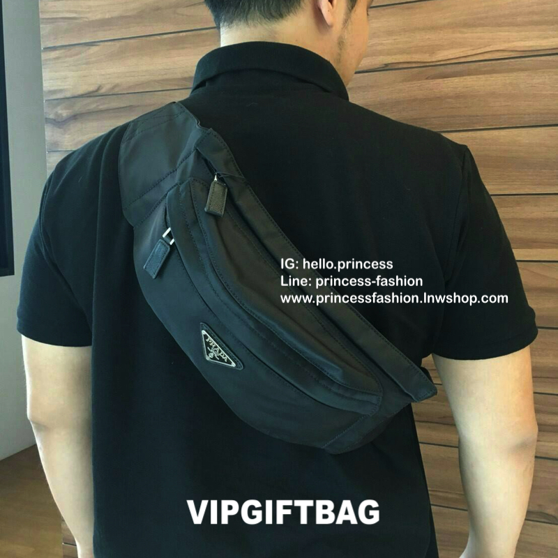 Must Have Now อีกหนึ่งรุ่น Prada เหมาะกับท่านชาย เป็นอย่างยิ่ง กับกระเป๋าคาดอก / คาดเอว ทรงสวย จากงานพรีเมี่ยมกิ้ฟจากแบรนด์ PRADA ทรงฮิต วัสดุผ้า NYLON คุณภาพดี กันน้ำ100% ใส่ของได้หลากหลาย ตัวกระเป๋าอะไหล่สีเงิน ตัวล้อคปั้มจมแบรนด์สุดหรู ด้านมาพร้อมซิปด้