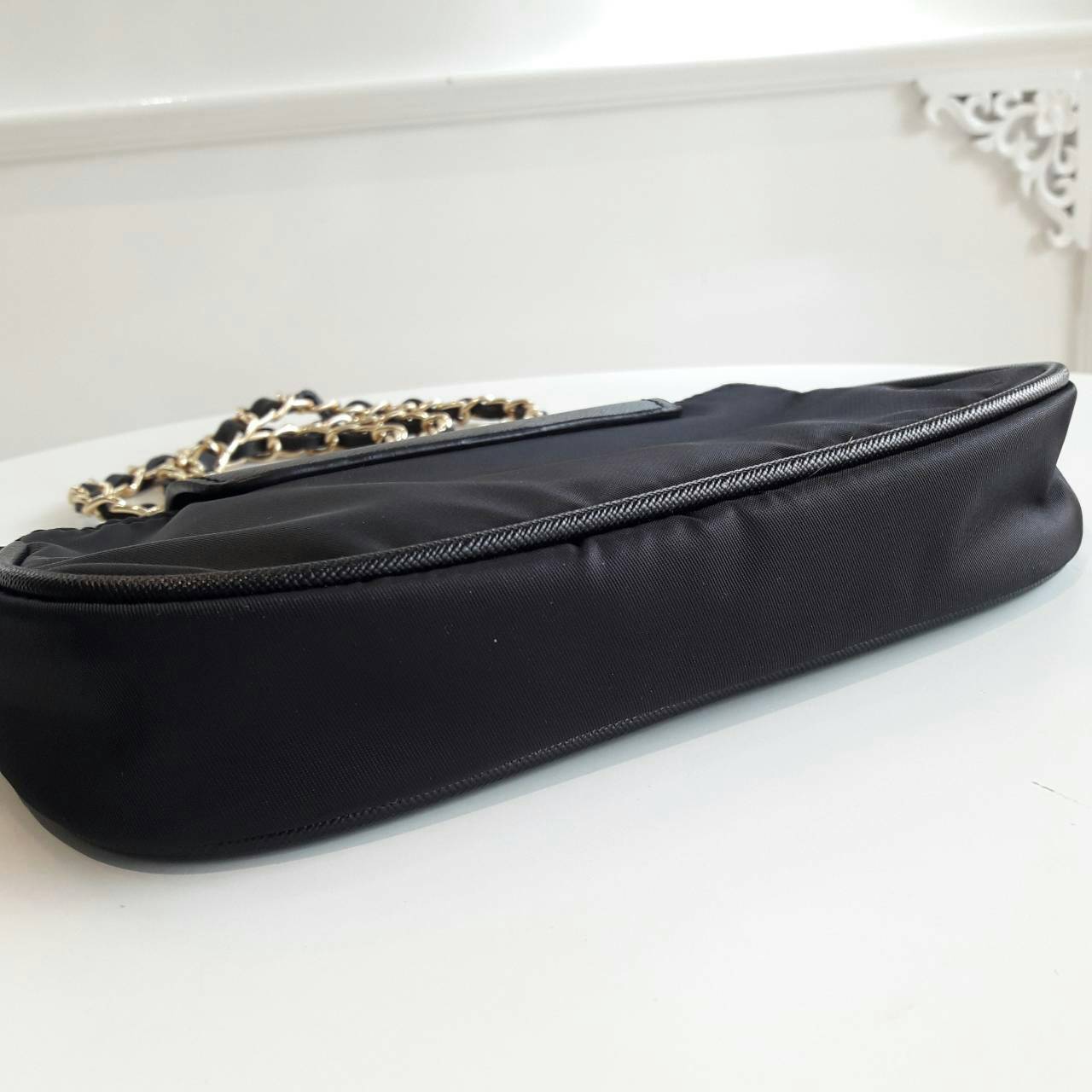 Best Seller! พร้อมส่งความแซ่บ กระเป๋าอเนกประสงค์ จากแบรนด์ PRADA งานพรีเมี่ยม vip gift สุดหรู ตัวกระเป๋าเป็นผ้าไนล่อน ตามแบบฉบับของแบรนด์เลย ใบนี้มีสายยาวโซ่สลับหนัง (ปรับไม่ได้แต่ถอดสายได้คะ) เลิศมาก สะพายเป็น shoulder bag ได้เลย ขนาดกำลังดีคะ ตัวกระเป๋า