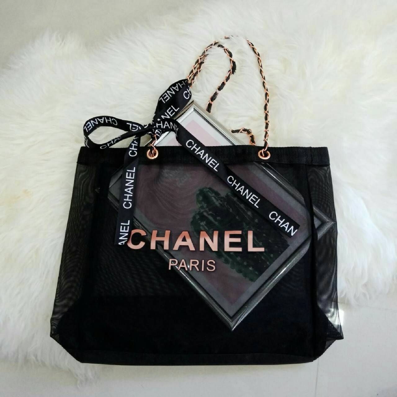 ุ่นใหม่ค้าาา 😍😍 พร้อมส่งความสวยหรู โทนสีชมพูทั้งใบ Chanel Shopping Bag With Chain & Ribbin กระเป๋าสะพายใบใหญ่ทรง Shopping Bag Limited Edition พรีเมี่ยมกิ้ฟของแท้นำเข้าจาก Chanel Perfume Counter ของแท้100% ใบใหญ่วัสดุ Nylon โปร่ง♡ ปั