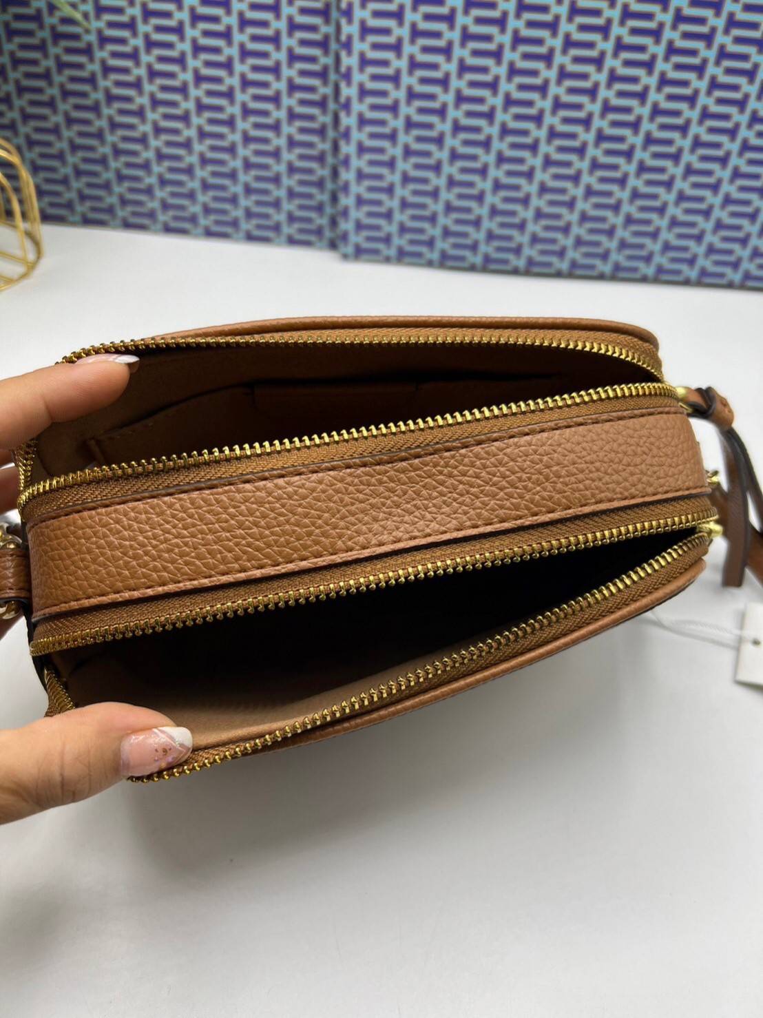 TORY BURCH Miller Mini Crossbody Bag / TORY CAMERA BAG / TORY BAG พร้อมส่ง 5 สี กระเป๋าสะพายใบเล็กมินิมอลในรูปทรงใหม่ที่คล่องตัว