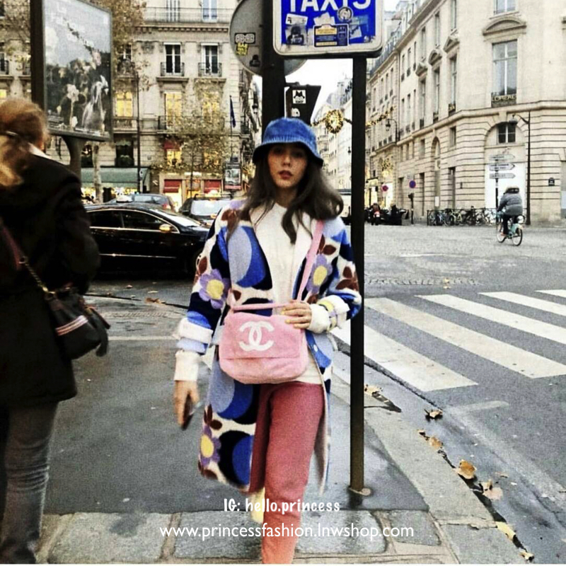 MUST HAVE ITEM 2019 !! รุ่นยอดฮิตของ *วัยรุ่นสายสตรีท ทั่วโลก จากงาน CHANEL VIP GIFTของแท้ 100% เป็นกระเป๋า ใบสวยรุ่นหายาก ขนาดกำลังดี ใช้ได้ทั้งหญิงชายเลยค่ะ ขนเฟอร์นิ่มมากกก เก็บของอย่างดี น้ำหนักเบา ด้านในมีช่องใส่ของจุกจิก MIX ได้หลากหลายแนว กับราคาสบ