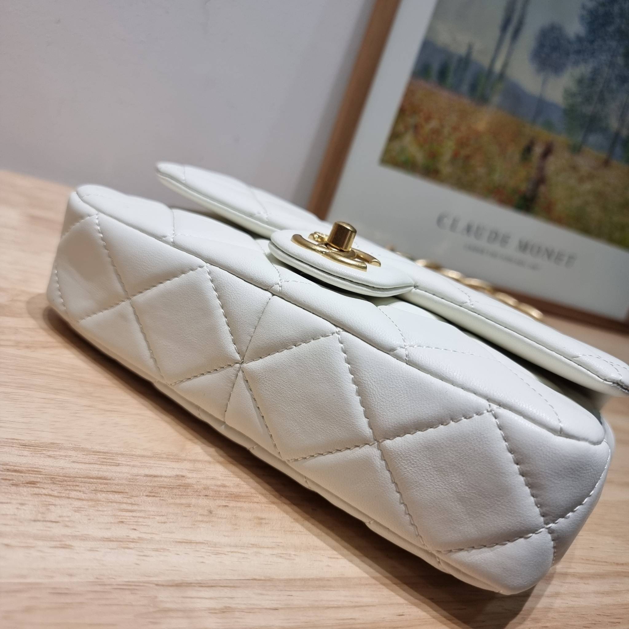 Chanel chunky chain bag สวยฟาดย้อนยุคความหรู ในราคาที่จับต้องได้ กับกระเป๋าสะพายไหล่ ไซส์กำลังสวย โดดเด่นด้วยสายสะพายโซ่สลับหนังเส้นใหญ่ ทนทาน ดูแพง