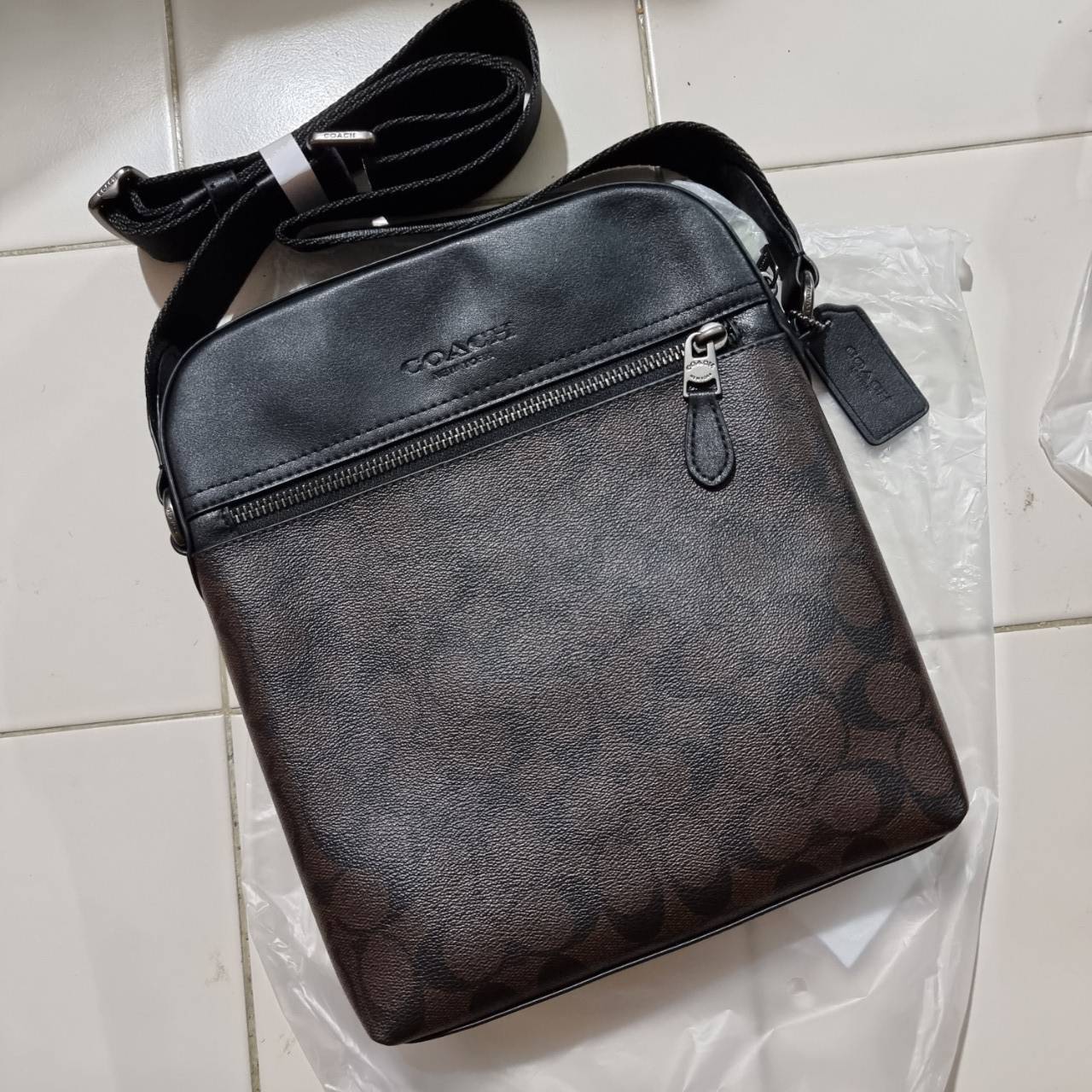 COACH F73336 HOUSTON FLIGHT BAG IN SIGNATURE CANVAS รุ่นนี้หนุ่มๆเค้ารู้กัน!! ขายดีตลอดกาล!! คลาสสิคไม่มีใครเกิน!! กระเป๋าสะพายข้างทรงแมสเซ็นเจอร์ยอดฮิต ทรงสวย ดูดี วัสดุหนังแคนวาสเคลือบลายสลับหนังแท้ เปิด-ปิดด้วยซิป ด้านหน้าและหลังสามารถใส่ของได้ ภายในแบ