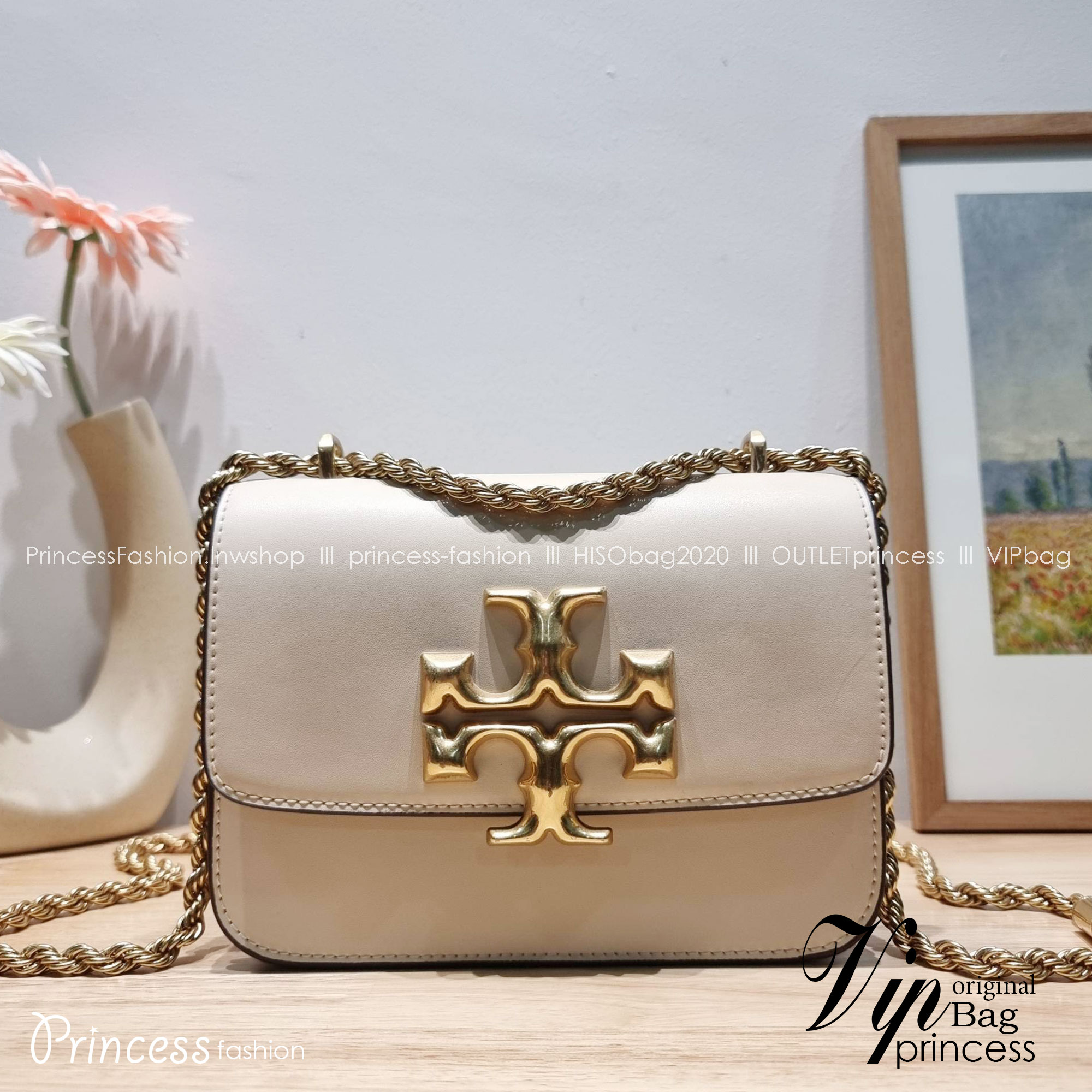 Tory Burch Bag / TORY BURCH ELEANOR SMALL CONVERTIBLE SHOULDER BAG ฮอตไอเท็ม รุ่นนี้ขายดีขายหมด สวยหรู คุณหนู ผู้ดี!! หายากมากแล้วน้า กระเป๋าสะพายข้าง ดีไซน์อยู่ทรง ขนาดกำลังสะดวกใช้ เปิด-ปิดด้วยแถบแม่เหล็ก
