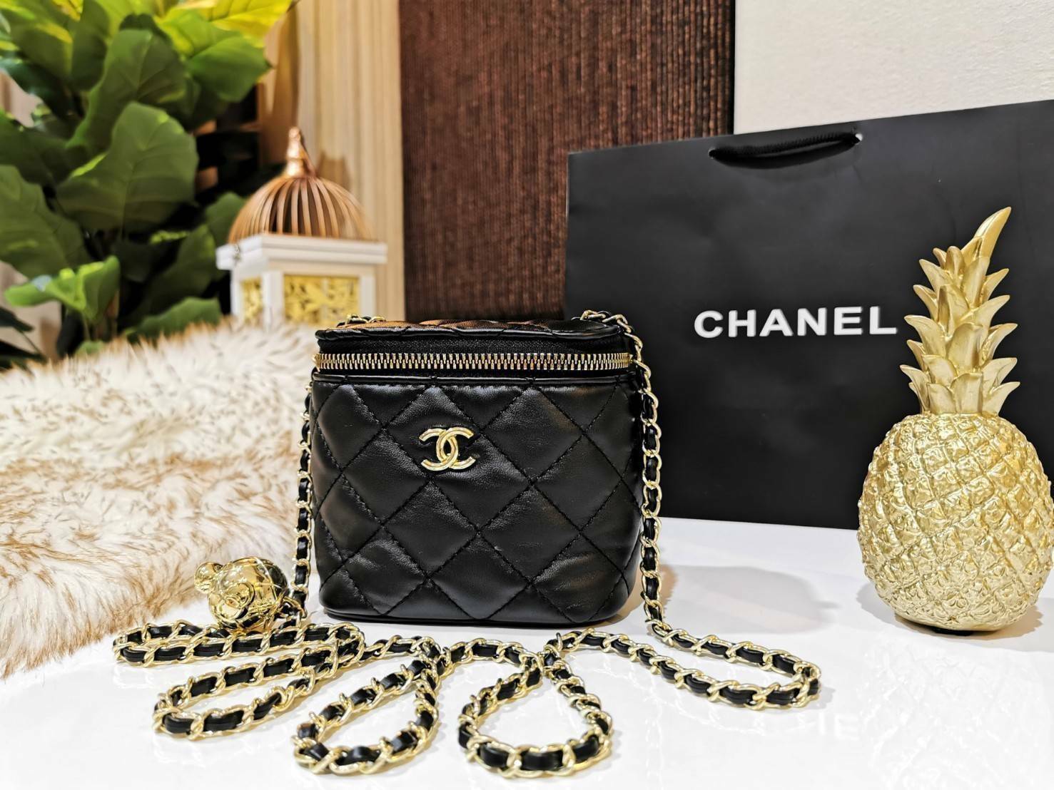 พรีเมี่ยมกิ๊ฟแท้ 100% 】Chanel Mini Clutch Bag With Chain VIP Gift With Purchase (GWP) กระเป๋าสะพายพรีเมี่ยมกิ้ฟทรงเหลี่ยมขนาดมินิสุดน่ารักดีไซน์สุดฮิตหนังเรียบสวยอยู่ทรงเปิดปิดด้วยซิปคู่สะดวกใช้ ด้านหน้าประดับโลโก้แบรนด์อะไหล่ทอง