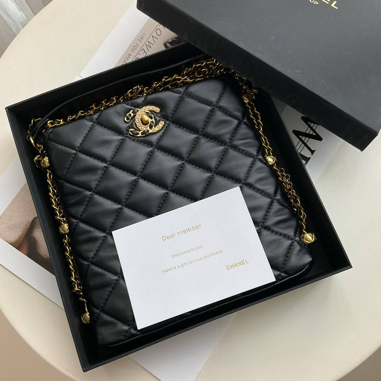 CHANEL VIP GIFT CROSSBODY CHAIN BAG กระเป๋าทรงสะพายข้าง ที่กำลังมาแรงมาในตอนนี้ ตัวกระเป๋าเป็นกระเป๋าสตางค์หนังพียูพรีเมี่ยม อะไหล่ทองทั้งใบ ด้านหน้าประดับโลโก้พร้อมมุก CC สุดหรู เปิดปิดด้วยตัวหมุนล็อค ใส่กระเป๋าสตางค์ยาวได้ รุ่นนี้พกของได้เยอะในระดับนึงเ