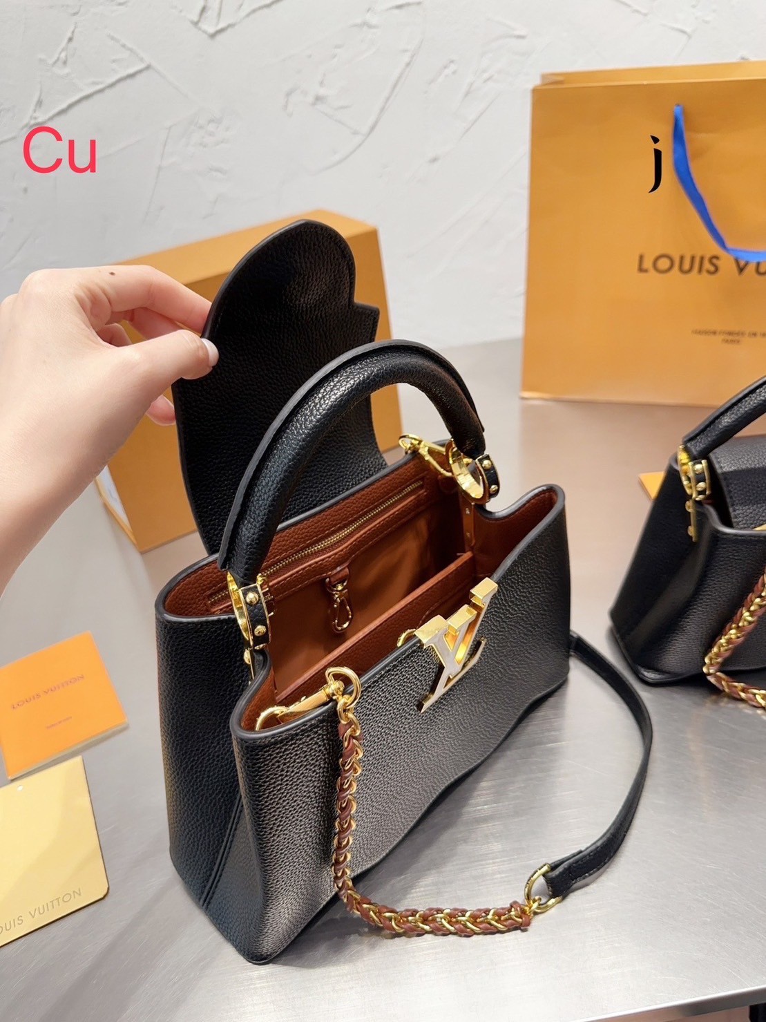 พร้อมส่ง 3 สี 🥂 LV Capucines Top Handle Bag / LV Makes Waves With Its New Capucines แบบใหม่แบบสับ น่ารักมากเว่อร์ ฐานกระเป๋าดีไซน์เวฟ โค้งน่ารัก