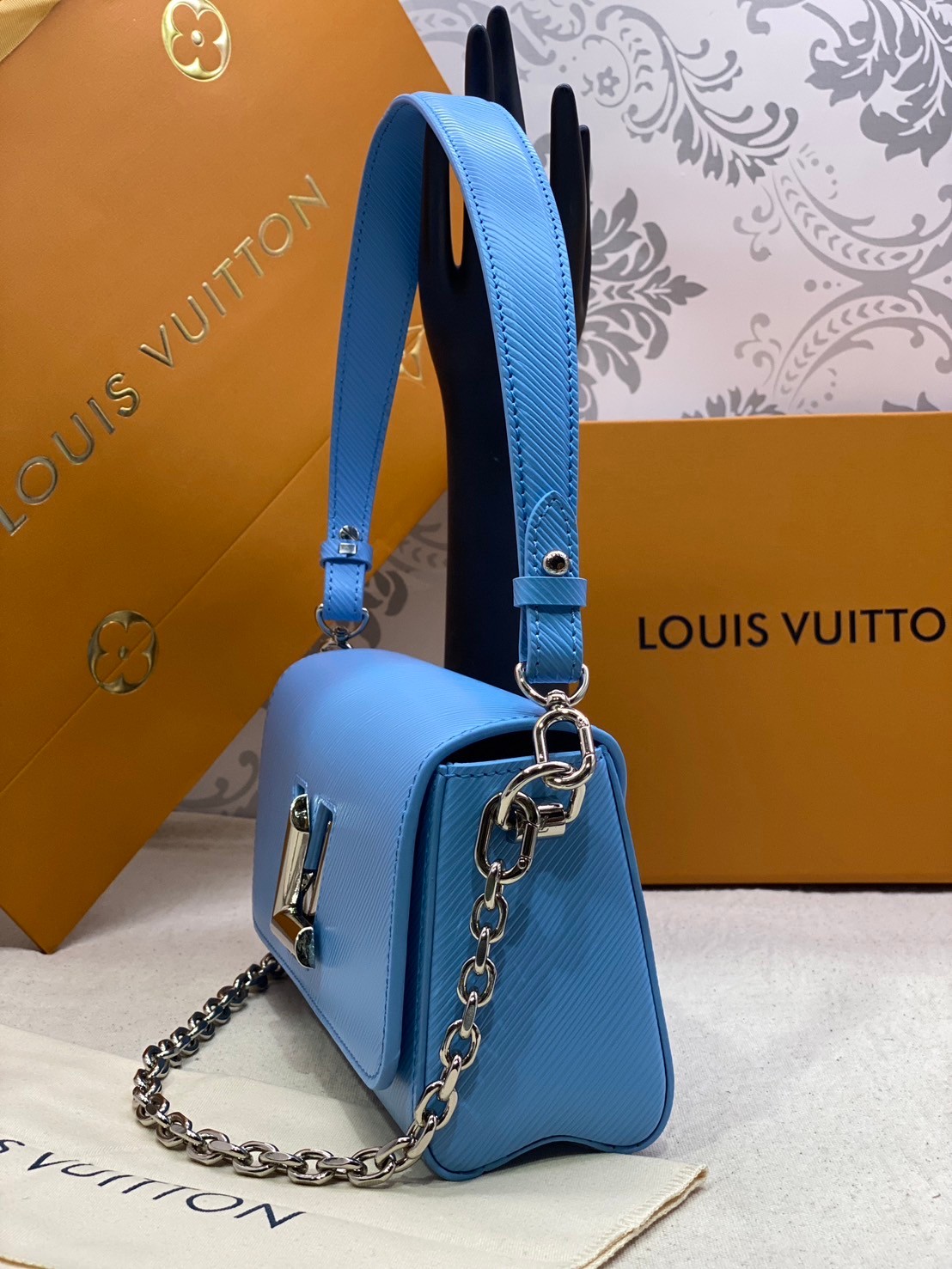 พร้อมส่ง 3 สี LV Twist Bag 24cm กระเป๋ารุ่นทวิสรูปทรงใหม่ หนัง Epi สุดไอคอนิกโลหะสีทองเงางาม เกรดออริจินอล 1:1 สลับแท้ ภาพถ่ายจากงานขายจริง ใช้งานต่างประเทศได้