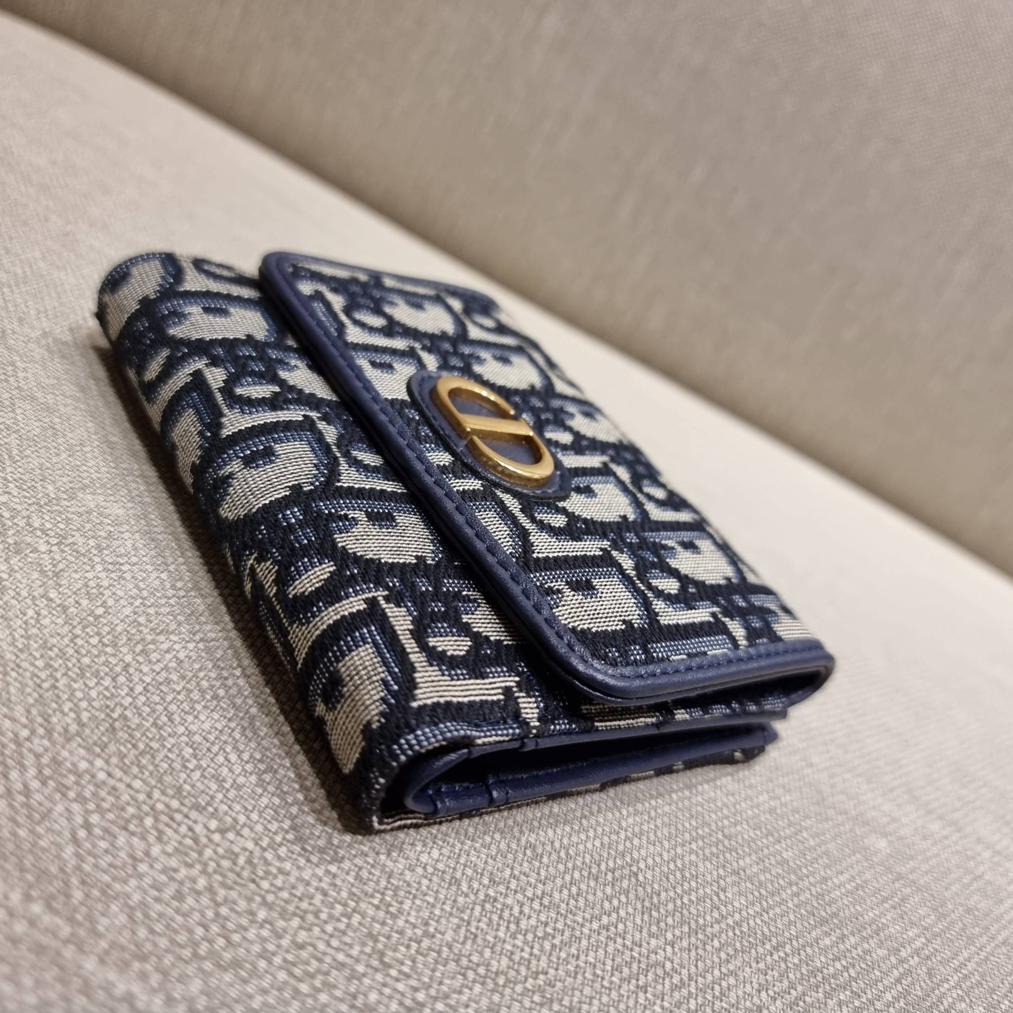 VIP 】CD MULTI WALLET WITH GWP กระเป๋าสตางค์ขนาดเหมาะมือ กำลังสวย พรีเมี่ยมกิ๊ฟจากเคาน์เตอร์ ดีไซน์แบบพับ ใช้งานง่าย พร้อมช่องซิปในตัว วัสดุผ้าแคนวาสปักลาย สลับหนังแท้ภายใน ภายในมีช่องใส่บัตร ใส่ธนบัตรได้ สะดวกใช้มากๆ มาพร้อม box set ในราคาที่ถูก พร้อมส่งต