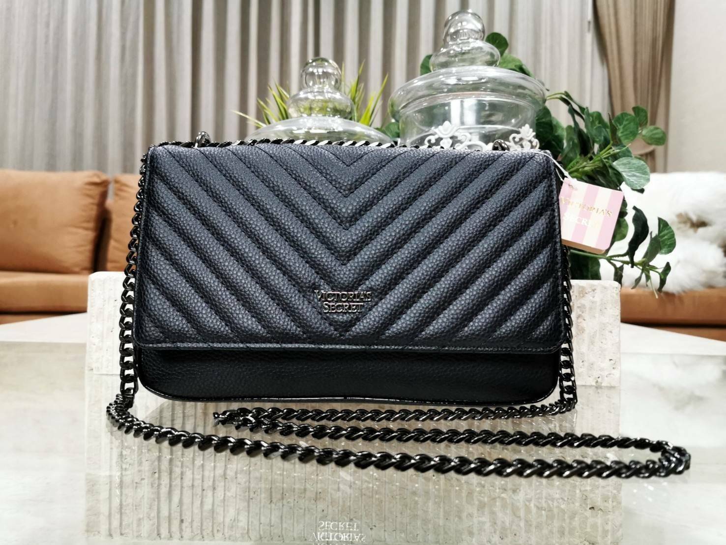 VICTORIA'S SECRET Quilted Chain Crossbody Sling Bag กระเป๋าสะพายรุ่นใหม่ล่าสุดจาก Victoria's Secret วัสดุหนังแกะสังเคราะห์ชึ้นลายริ้วหนังสวยอยู่ทรงไม่ย้วยดีไซน์สุดหรูคุณหนูไฮโซ เปิดปิดด้วยฝาปิดกระดุมแม่เหล็ก ภายในมีโลโก้และช่องใส่ของ ใส่กระเป๋าส