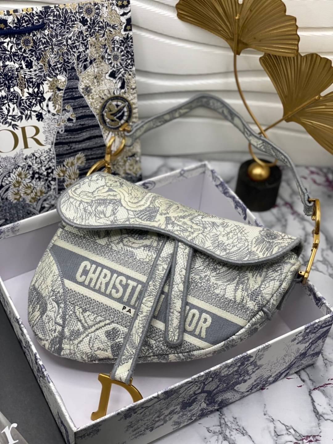 หนังแท้ DIOR SADDLE BAG Toile de Jouy Embroidery กระเป๋ารุ่นยอดนิยมตามแบบฉบับแบรนด์ พร้อมส่งที่ไทย เกรดออริจินอลหนังแท้ ภาพสินค้าถ่ายจากงานขายจริง ใช้งานต่างประเทศได้ค่ะ