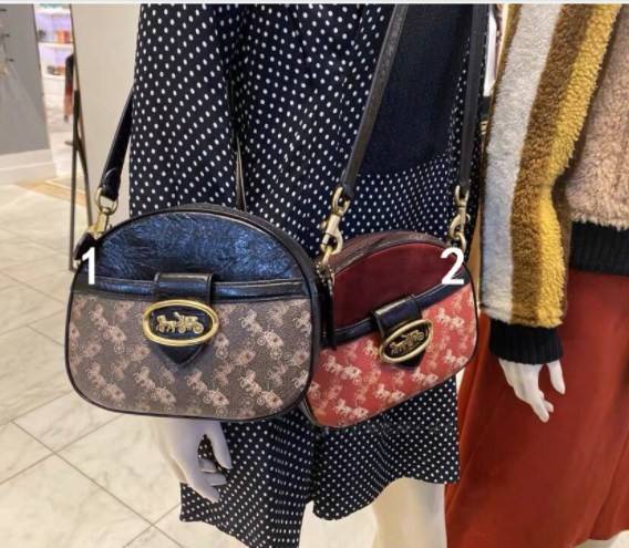 COACH KAT CROSSBODY WITH HORSE AND CARRIAGE PRINT ((88480//88544)) พร้อมส่งค่ะ! กระเป๋าสะพายแบบครอสบอดี้ร์ หนังแท้อย่างดี ตัวกระเป๋าเก๋ด้วยการพิมพ์ลายรถม้าค่ะ ด้านหน้ามีช่องกระดุมแม่เหล็กสำหรับใส่ของจุกจิกได้ พร้อมโลโก้แบรนด์สุดหรู