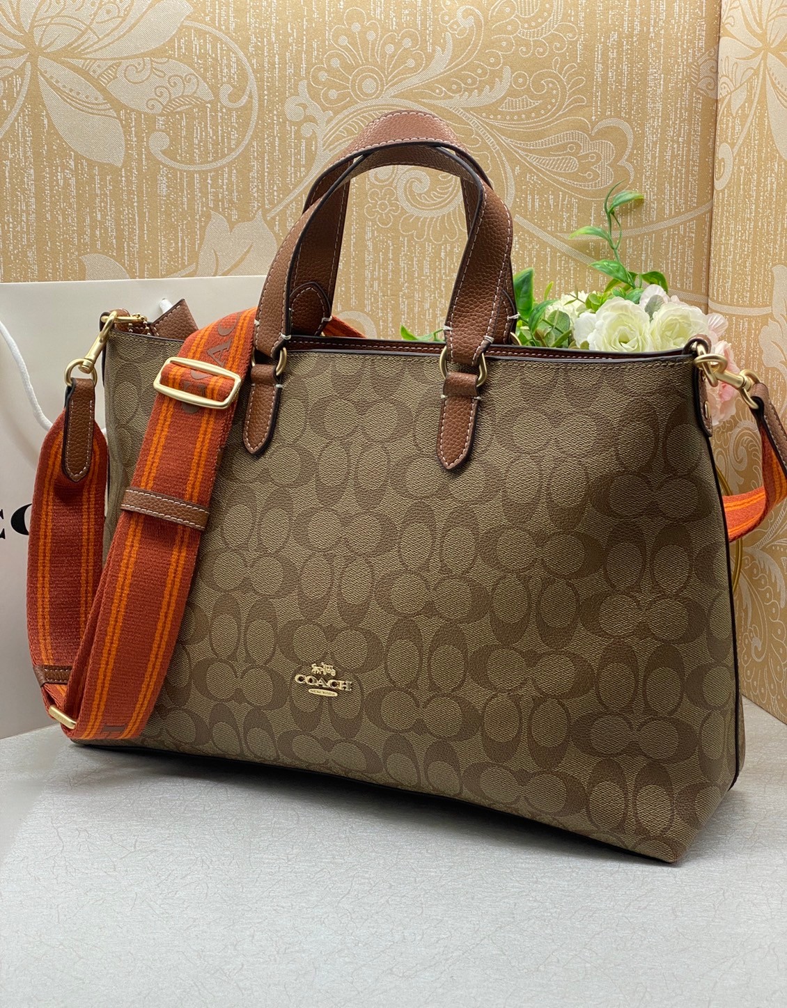 Coach Logan Carryall In Signature Canvas / COACH Tote In Signature Canvas Bag กระเป๋าทรงโท้ท พร้อมสายผ้าสปอร์ต ภายในโล่งกว้าง มีหูจับในตัวและสายครอสบอดี้ ปรับระดับได้ รับไอเท็มนี้ไปใช้ยังไงก็ไม่มีวันเบื่อจ้า เอาอยู่ทุกลุค ทุกวัน!!