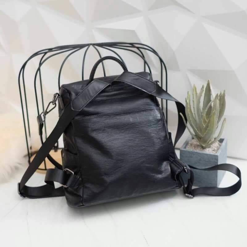 Keep speedy backpack กระเป๋าเป้หนัง ทรงน่ารัก จากแบรนด์ KEEP วัสดุหนังวัวสังเคราะห์เนื้อนิ่ม ลายหนังชัดสวย ด้านหน้ามี 2 zip สะดวกใช้งาน และช่องซิปด้านบนค่ะ มีสายสั้นสะพายไหล่ให้อีก 1 สาย ด้านข้างมีช่องใส่ของซ้ายขวา ด้านหลังมีช่องแยกเก็บของ เพิ่มอีก 1 ช่อง