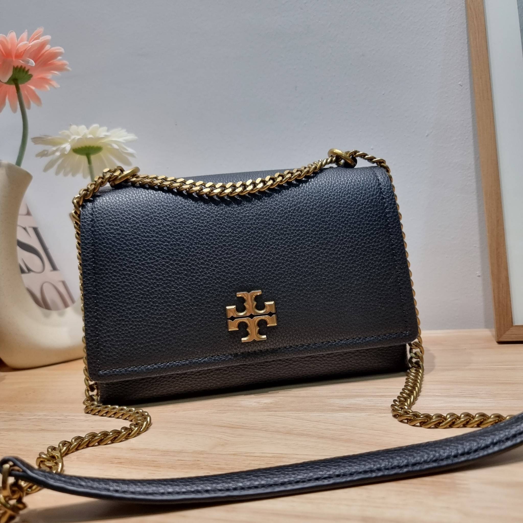 TORY BURCH LIMITED-EDITION SHOULDER BAG รุ่นลิมิเต็ด กับกระเป๋าสะพายไหล่ทรงผู้ดี ที่ผลิตมาในจำนวนจำกัด โดดเด่นด้วยอะไหล่ทองคลาสสิคหรูหรา