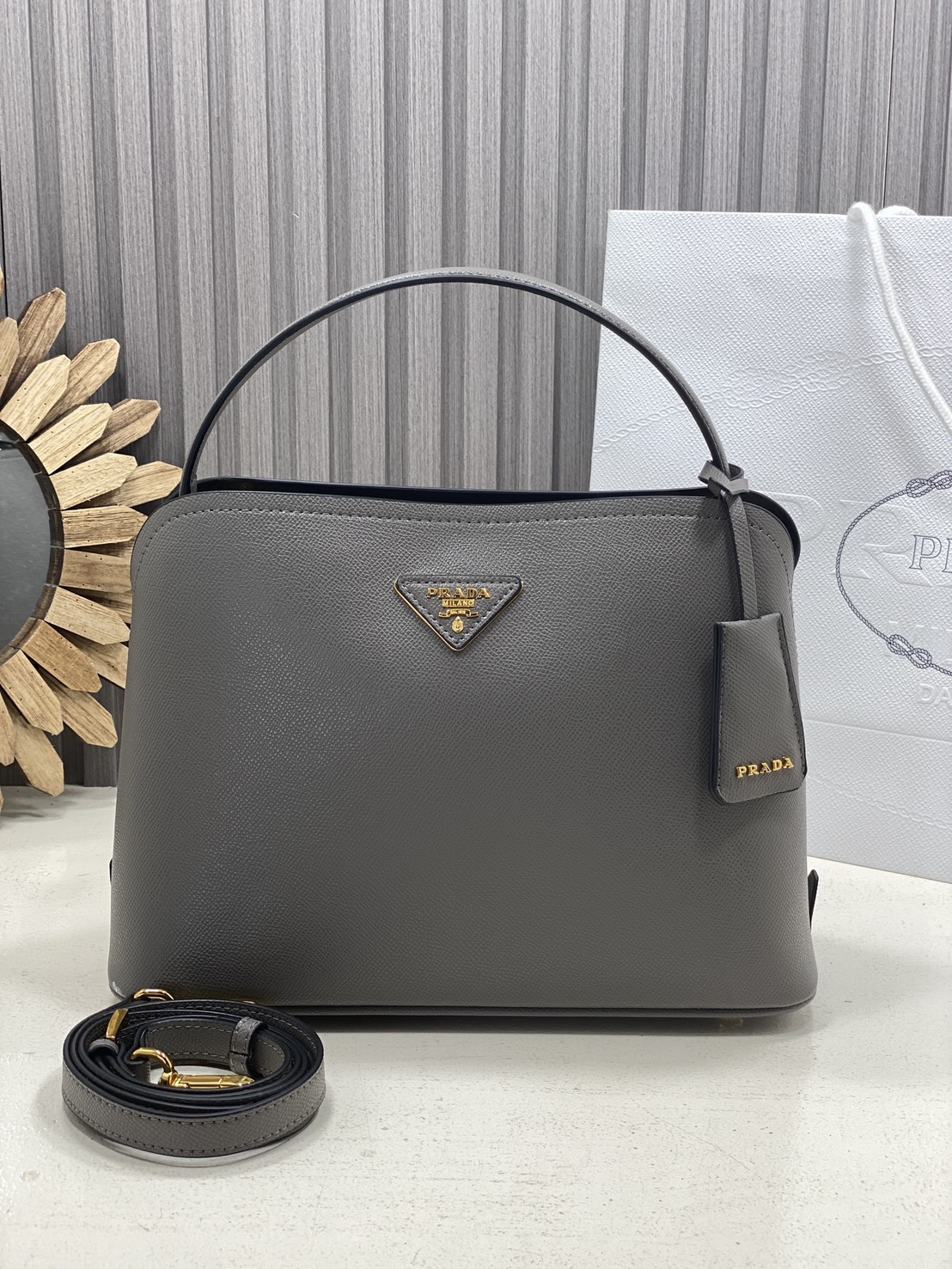 ORI หนังแท้ | Prada Matinee Medium Saffiano Leather Bag 28cm กระเป๋าสะพายทรงโฮโบสวยหรู ดีไซน์เรียบหรูตามแบบฉบับแบรนด์ ยังคงความเรียบแต่มากไว้อย่างหรูหราลงตัว ใช้งานได้หลากหลายโอกาส