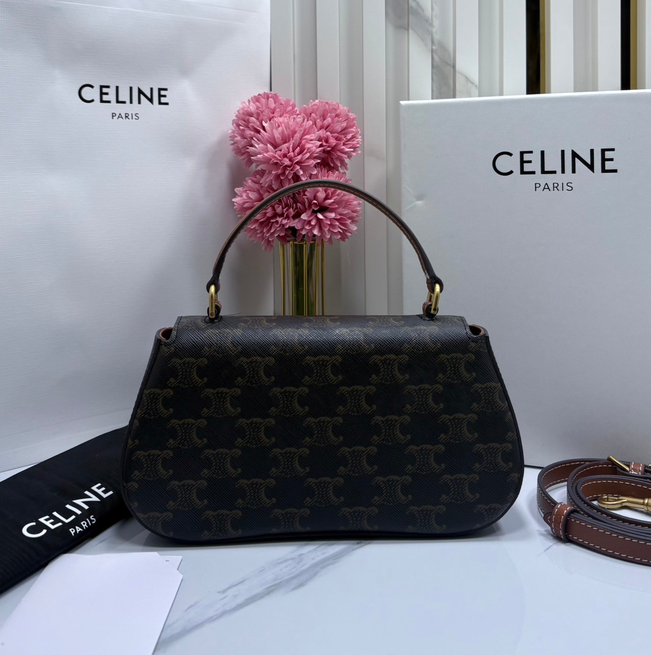 CELINE LOLA TEEN bag in Triomphe กระเป๋าทรงโฮโบรุ่นใหม่ สวยก่อนใคร ดีไซส์ใหม่มุมโค้งมน สวยละมุนเป็นคุณหนูน่าทะนุถนอม มีหูจับและสายสะพายยาว ปรับใช้งานได้หลายโอกาส ขนาดกำลังดี น่ารักมากๆ