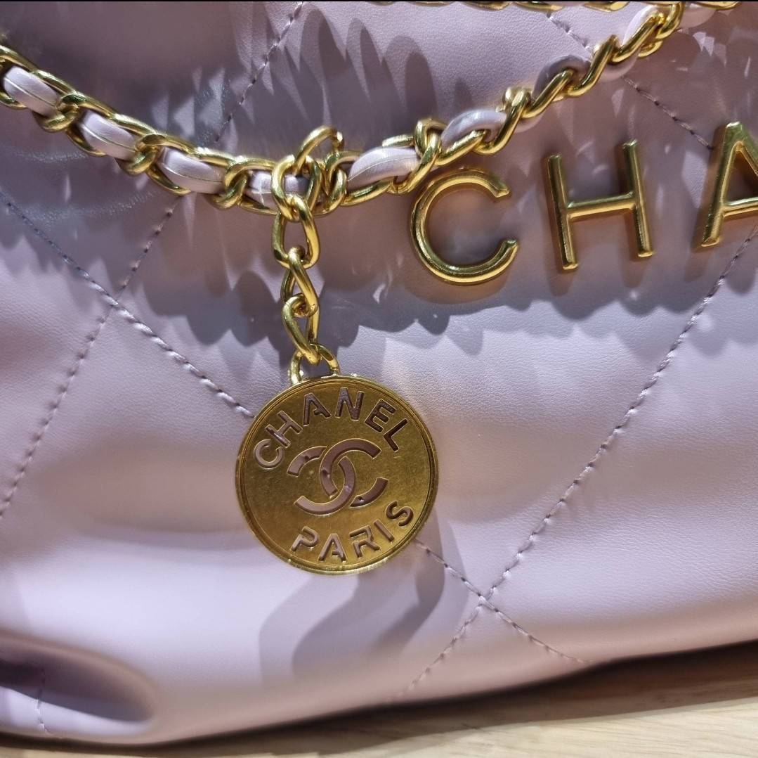 Chanel 22 bag เกินต้านที่สุดกับไอเท็มนี้ ที่สาวๆหรือใครๆก็ต้องมีแล้ว!! แค่เห็นก็หลงรัก กระเป๋าทรงสวย ดีเทลเรียบแต่มีความหรูแอบซ่อนอยู่ ด้วยดีไซน์สายสะพายโซ่สีทอง และโลโก้อันโดดเด่น