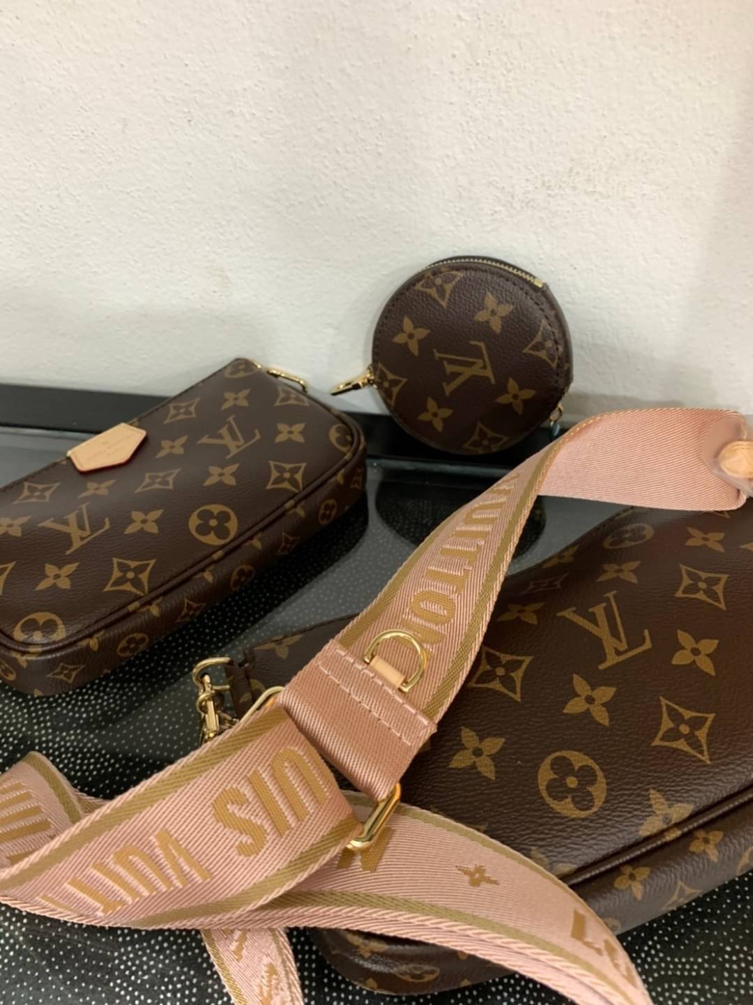 LV Multi Pochette Accessoires Monogram 3in1 เกรดออริจินอล กระเป๋าสะพายมัลติฟังก์ชั่น สุดฮอต สาวๆคลั่งกันหนักมาก ดีงาม ดีไซน์คลาสสิควินเทจ โดดเด่นด้วยดีเทลกระเป๋า 3 ใบ ขนาดกำลังสวย ประหยัดพื้นที่ เพราะเก็บแบบซ้อนใบด้านในได้ วัสดุหนังแคนวาส มาพร้อมสายคล้องโ