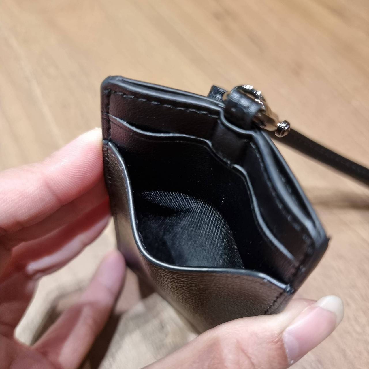 COACH C3305 ID LANYARD IN COLORBLOCK SIGNATURE CANVAS ง่ายๆแบบไม่ธรรมดา!! คลาสสิคแต่มีดีเทลโดดเด่น!! กระเป๋าถนอมบัตร พร้อมสายคล้องคอ ดีไซน์ลวดลายสวย ดูดีทุกแบบ ใช้งานง่าย พกพาสะดวก จะใส่บัตรพนักงาน บัตรเครดิต บัตรปชช. ใบขับขี่ และบัตรอื่นๆที่อยากจะใส่!! ต