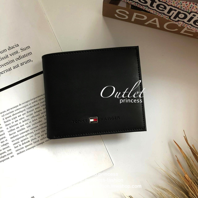 TOMMY HILFIGER Leather Belt & Wallet Set เซตสุดคุ้ม จะมอบเป็นของขวัญหรือใช้เองก็แนะนำเลยค่าา อุปกรณ์ : มาพร้อมถุงกระดาษแบรนด์ + กล่องแบรนด์ + ที่เจาะรูเข็มขัด