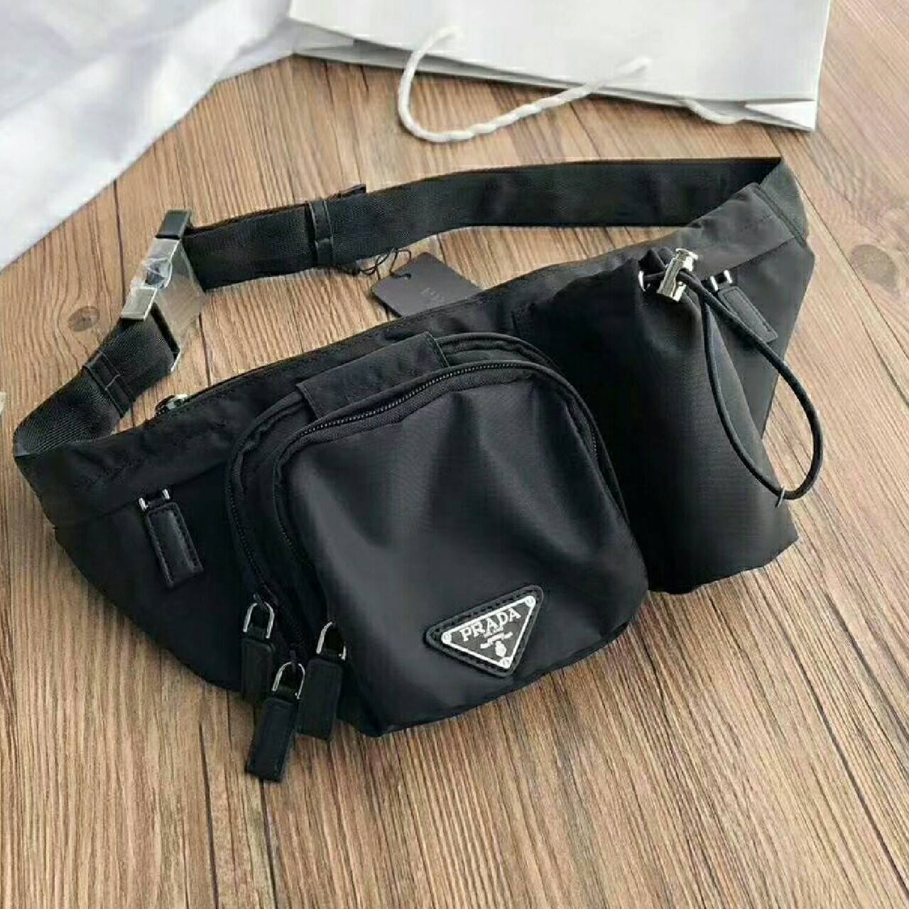 New Arrival Prada คาดอก รุ่นใหม่กำลังมาแรง ไม่ซ้ำใครแน่นอนคะ วัสดุทำจากผ้าNylon กันน้ำได้คะ มีช่องแบ่งเป็น3ส่วนคะ ช่องใหญ่และช่องกลางเปิดปิดด้วยซิปคะ และช่องเล็กเปิดปิดด้วยตัวล็อคสายยางยืดคะ ช่องเล็กสามารถใส่ Power bank ได้คะ ขนาดกำลังดี ใส่ของได้เยอะคะ โ